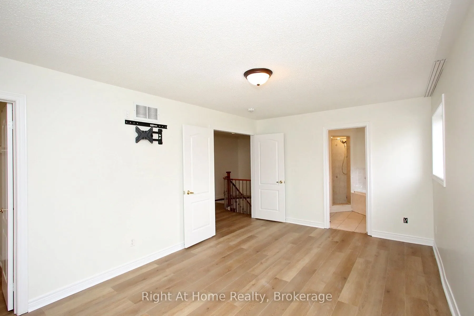 181 Fairlane Crescent #Upper