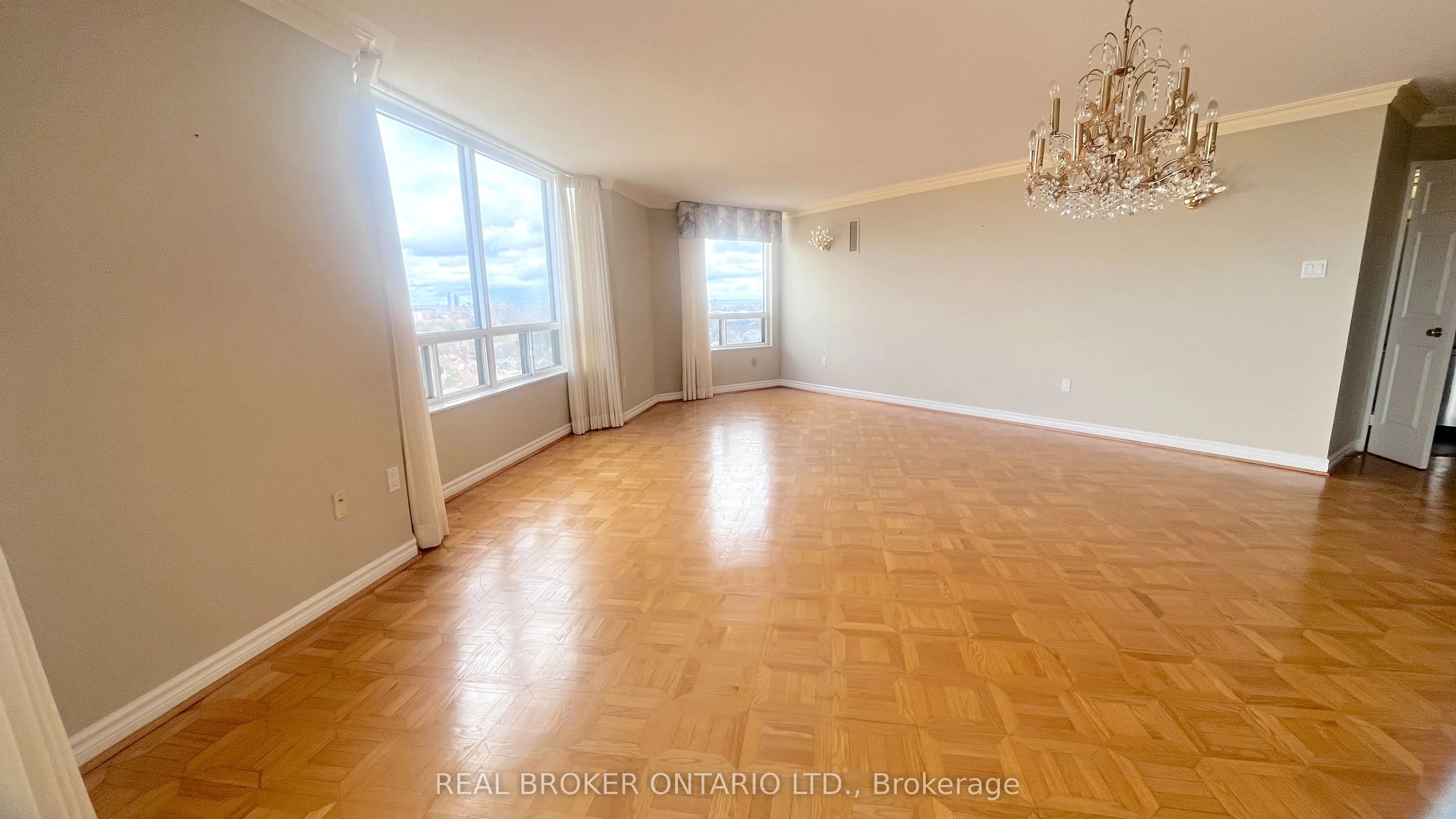 343 clark Avenue W #1403