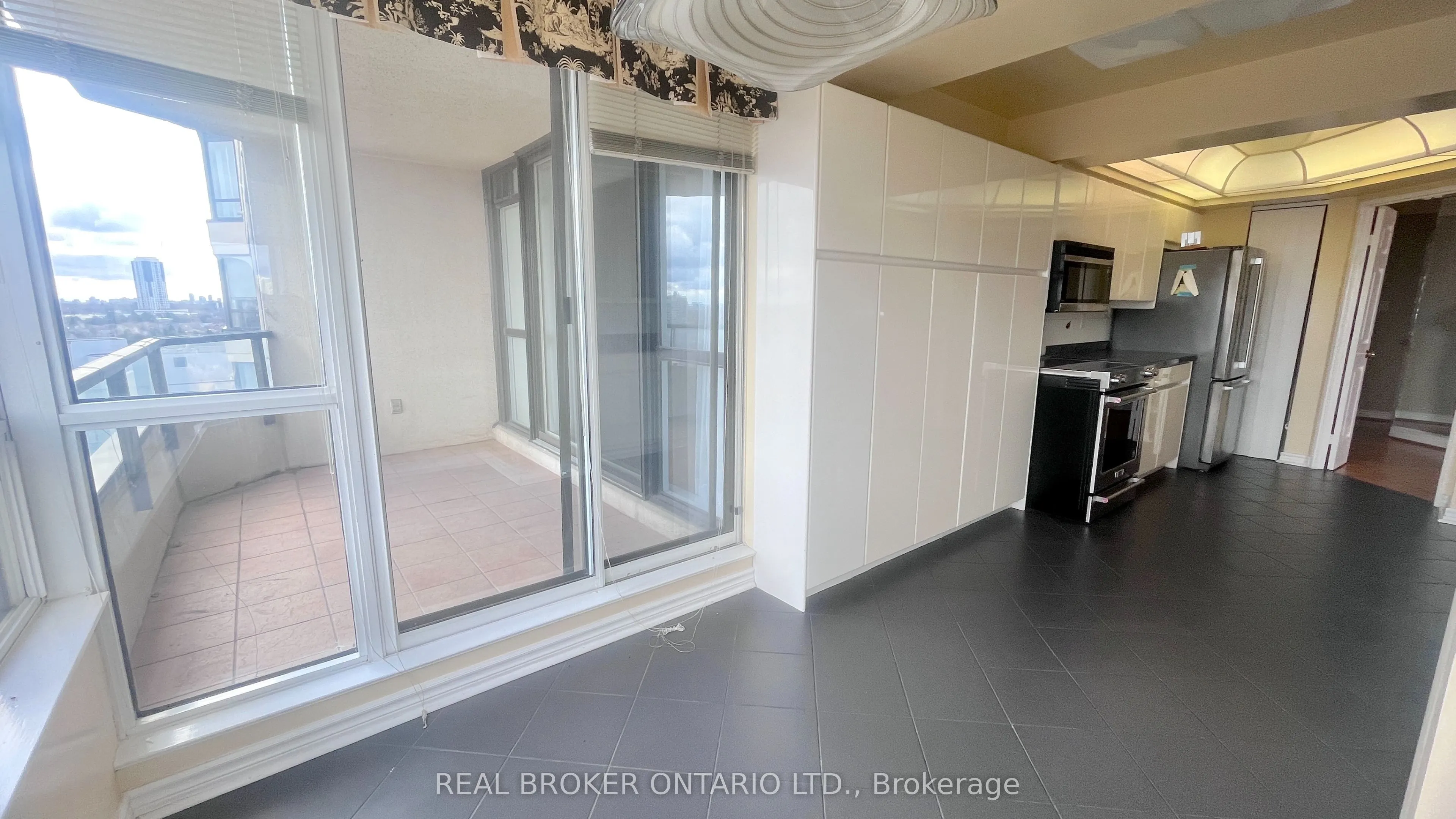 343 clark Avenue W #1403