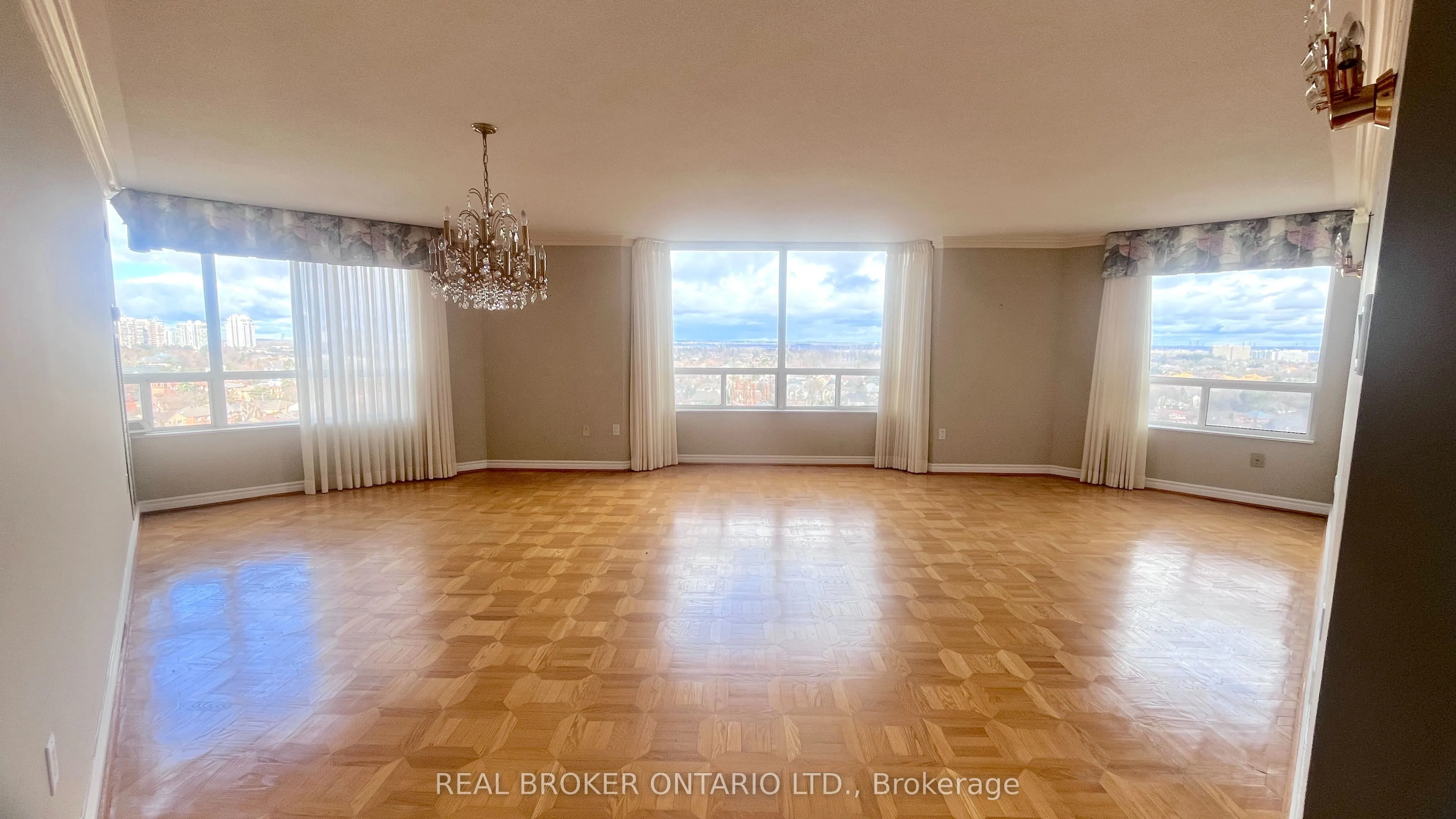 343 clark Avenue W #1403