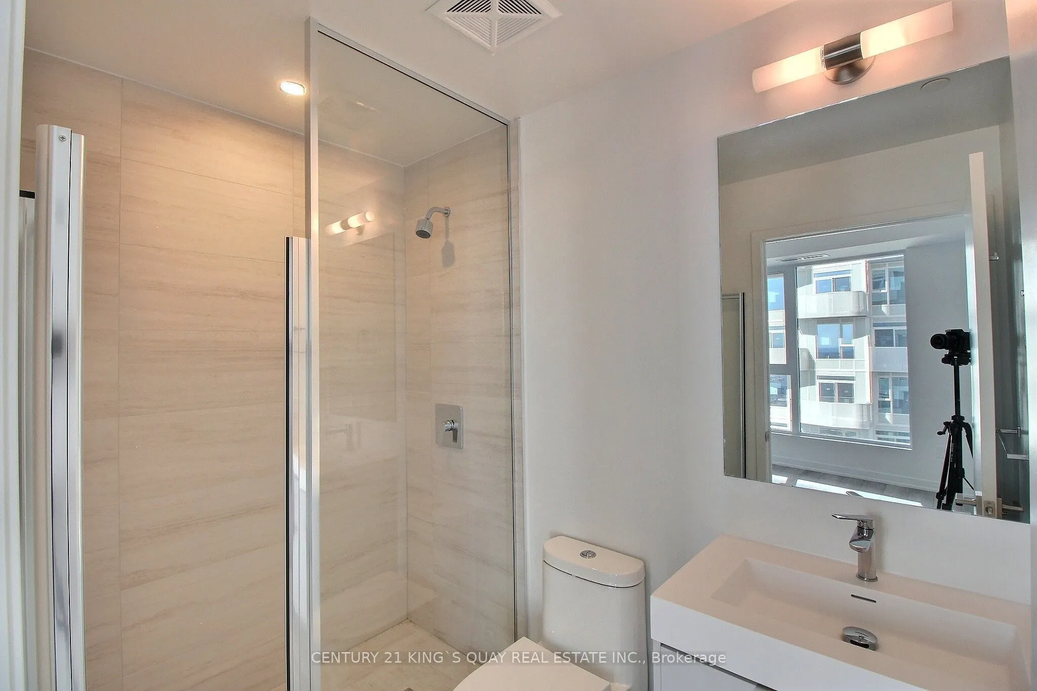 10 Abeja Street #1416