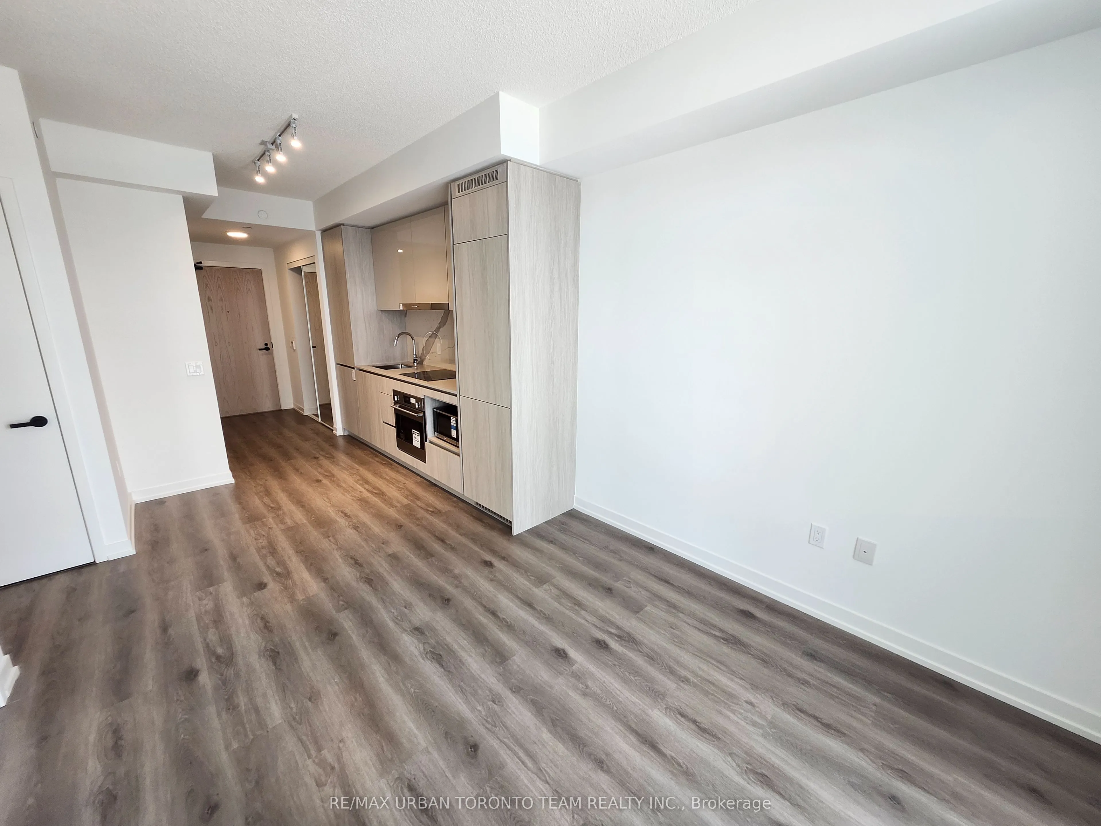 28 Interchange Way #521