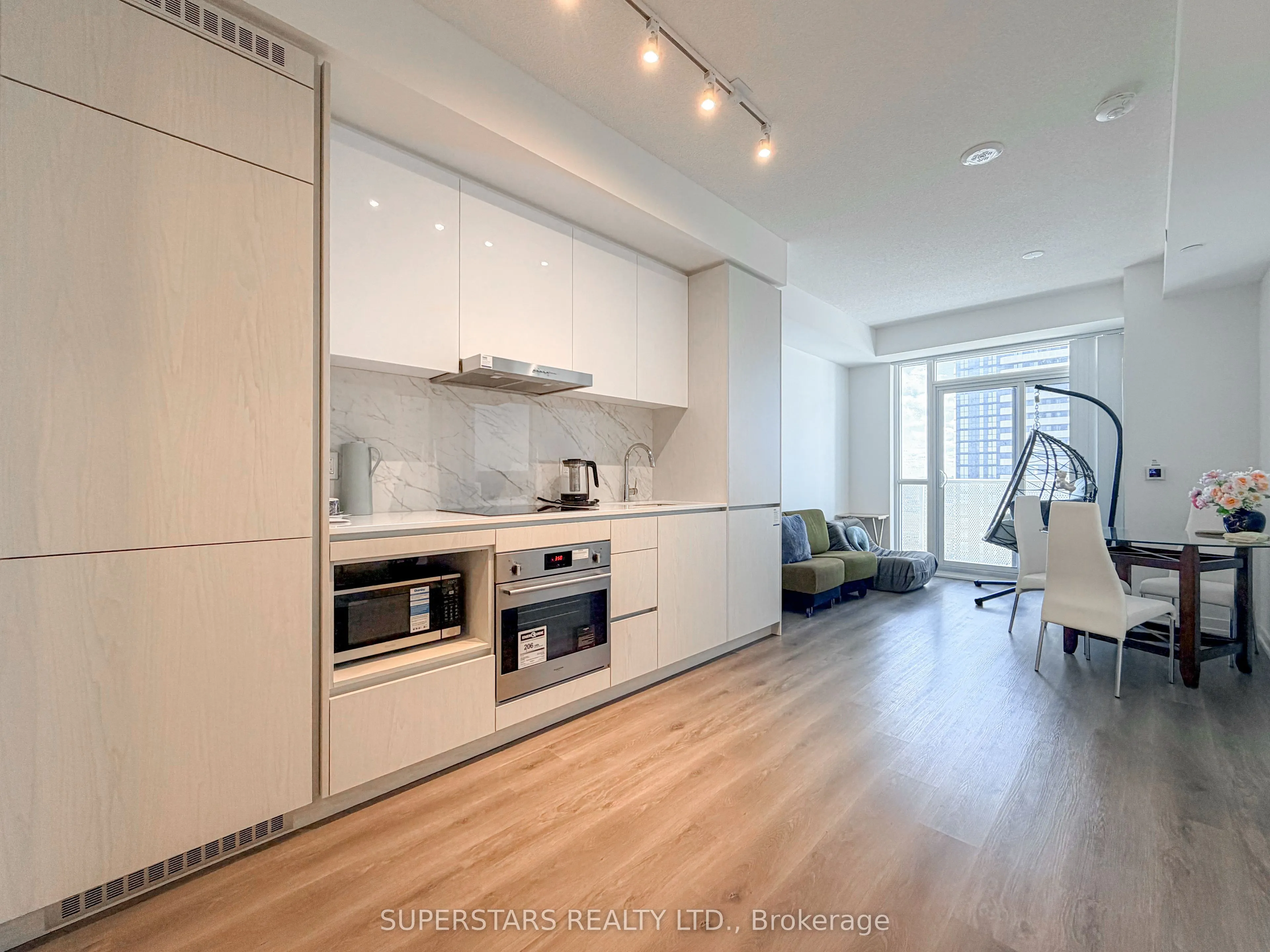 28 Interchange Way #2002