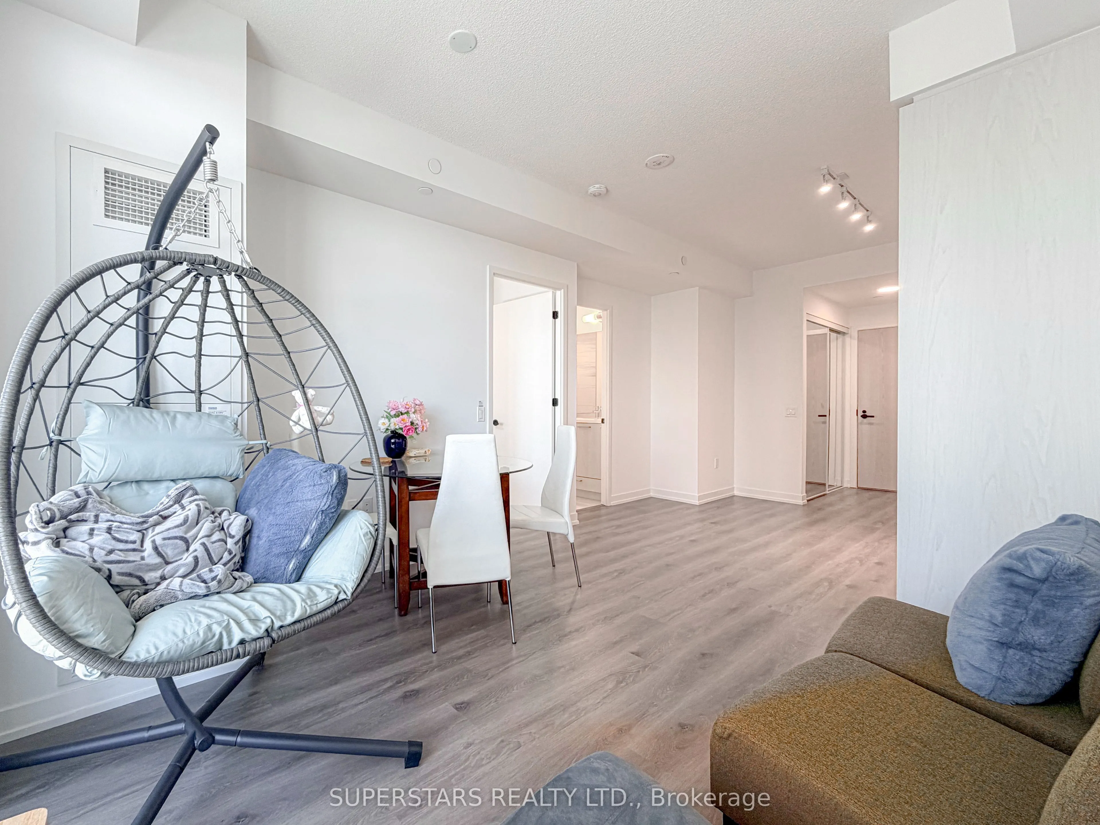 28 Interchange Way #2002
