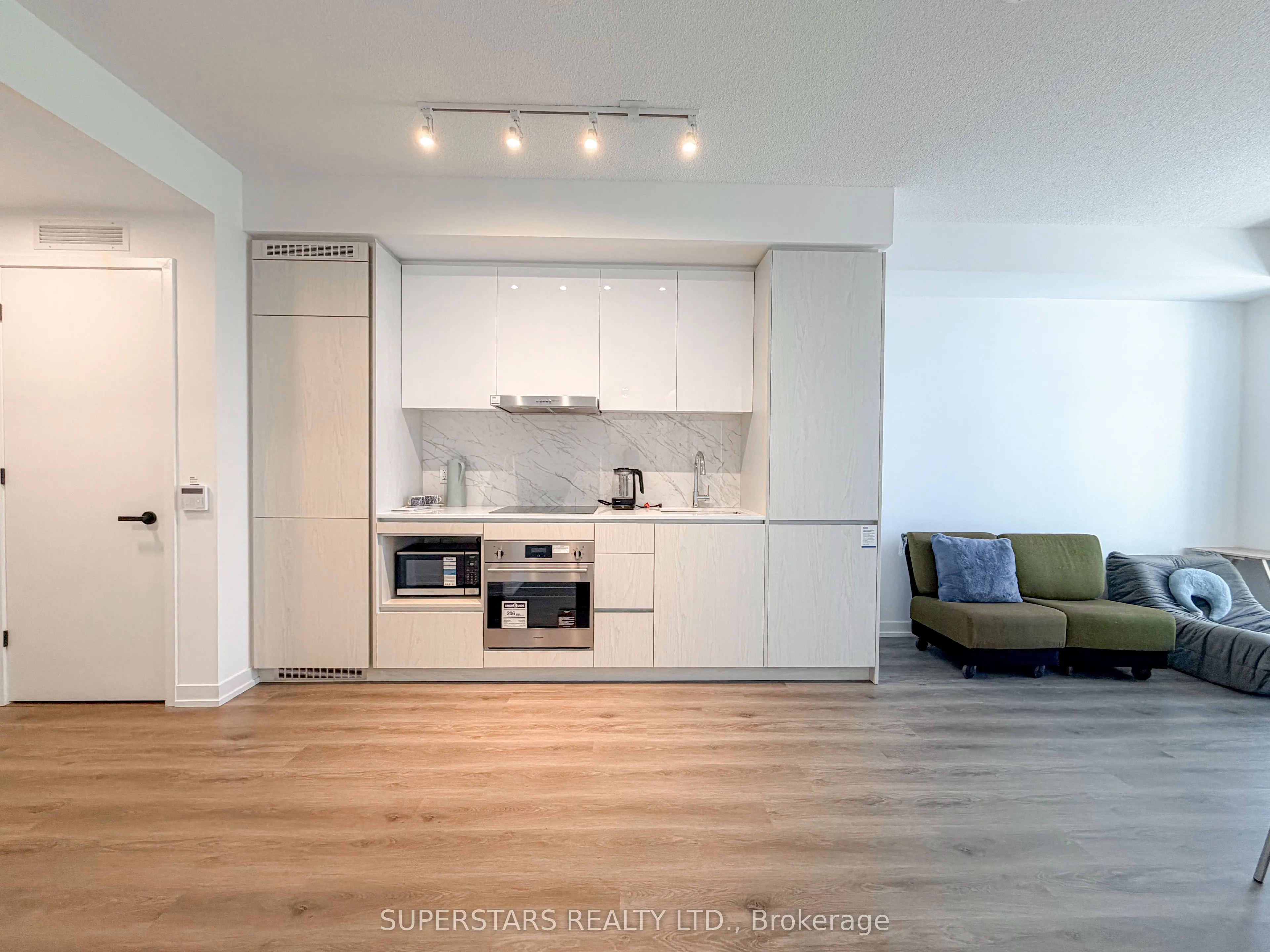 28 Interchange Way #2002