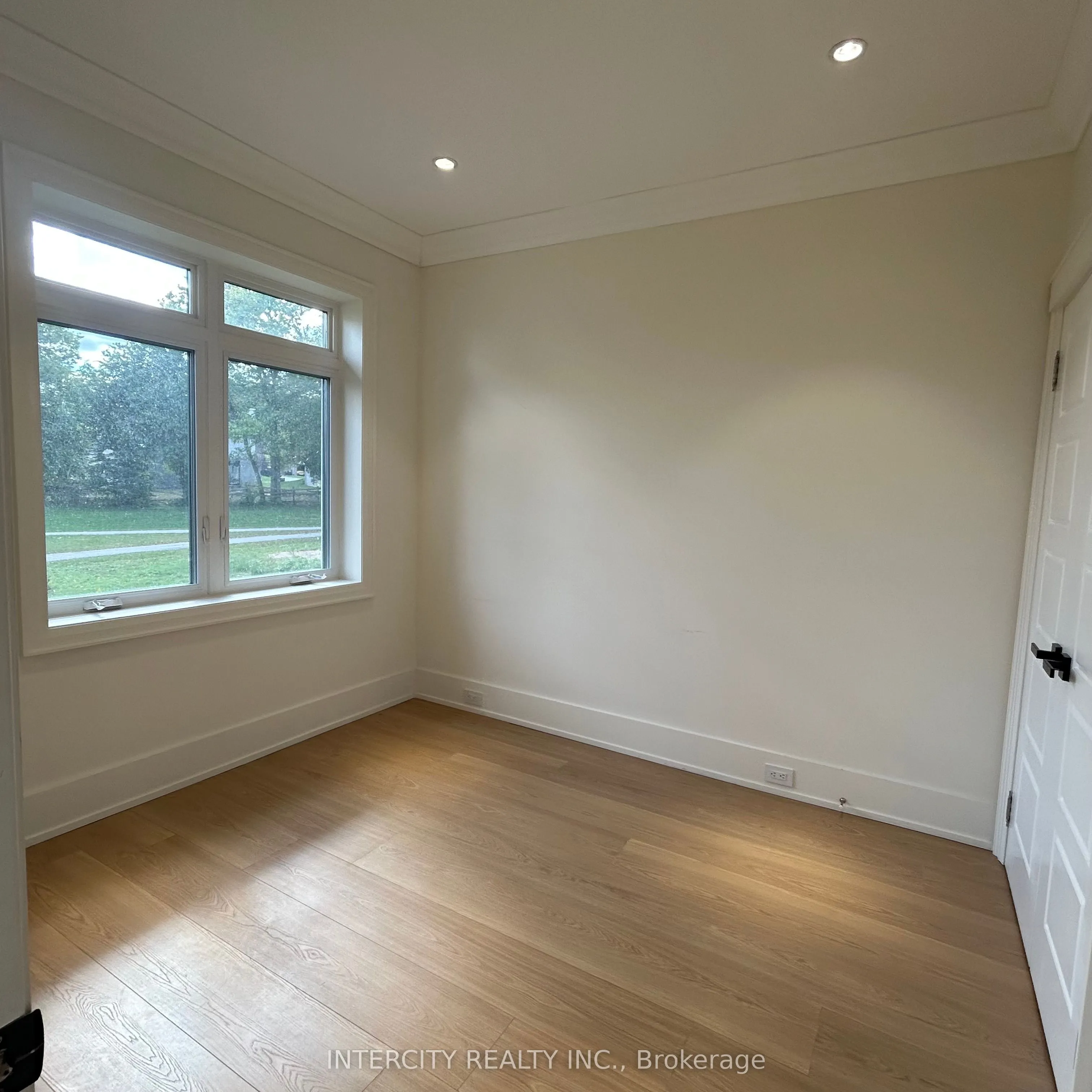 263 Barrie Street #15