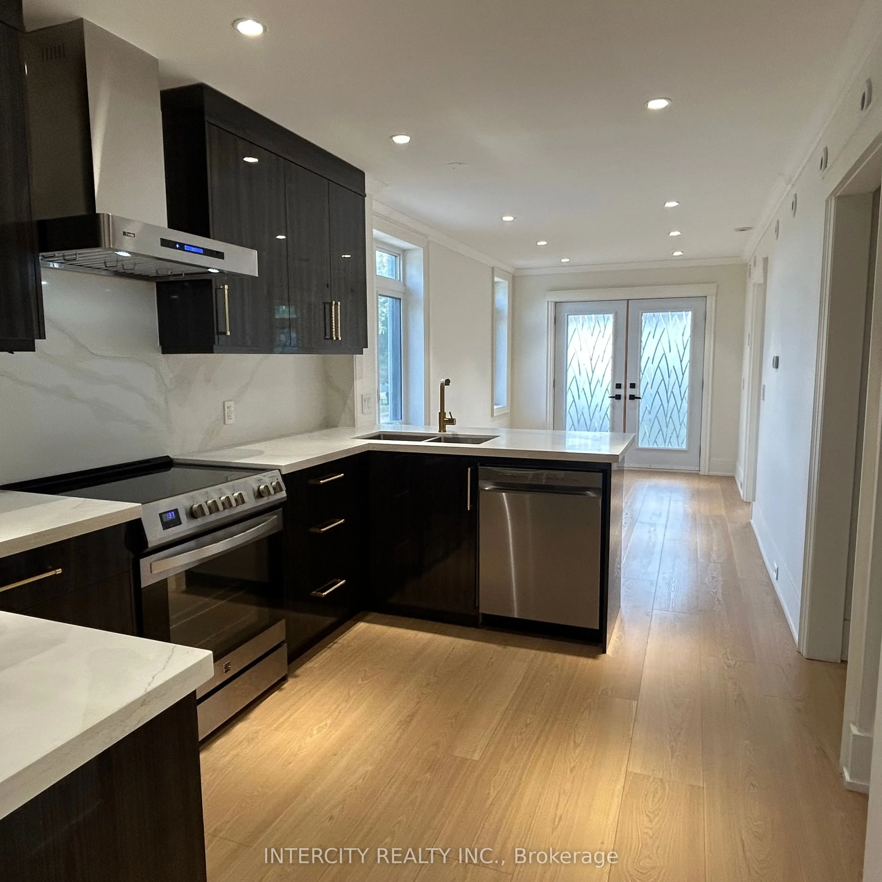 263 Barrie Street #15