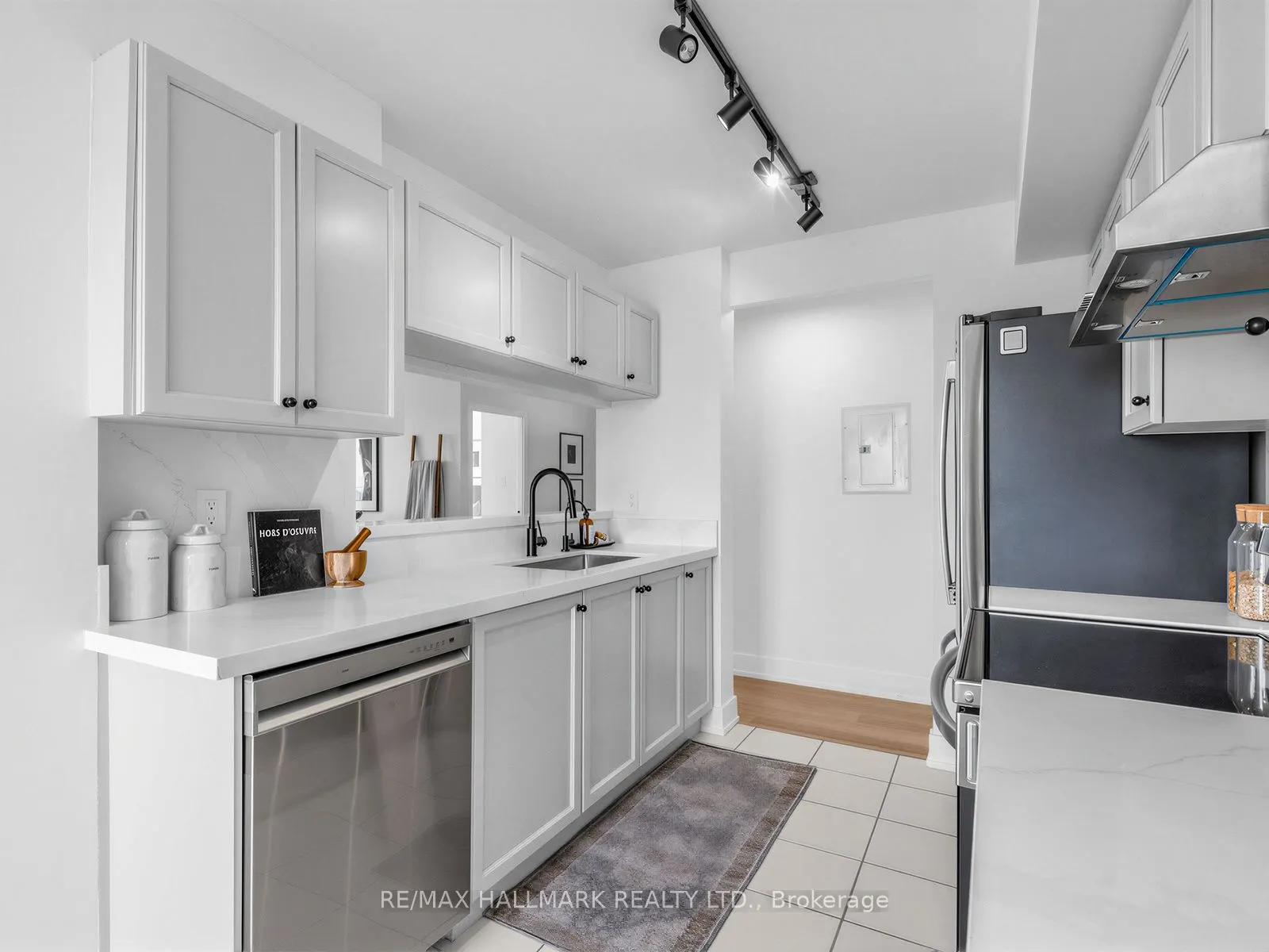 399 South Park Road #1102