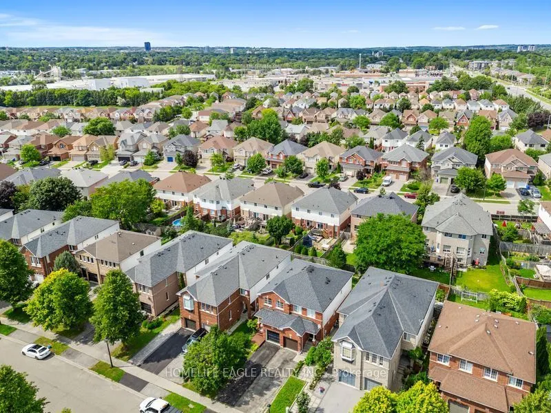 479 Heddle Crescent