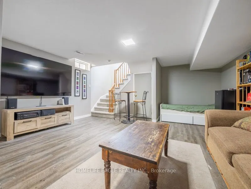 479 Heddle Crescent