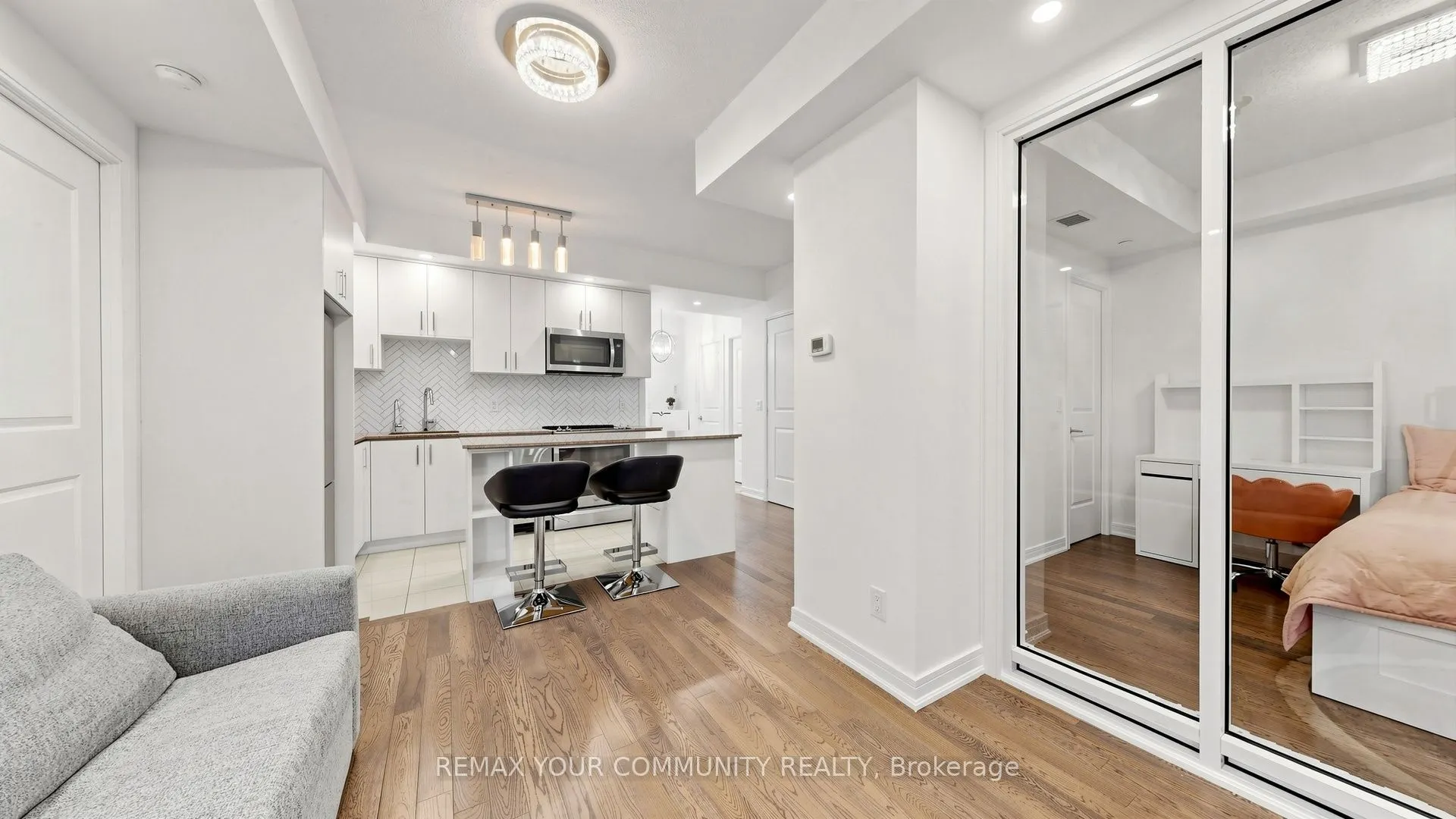 9201 Yonge Street #619