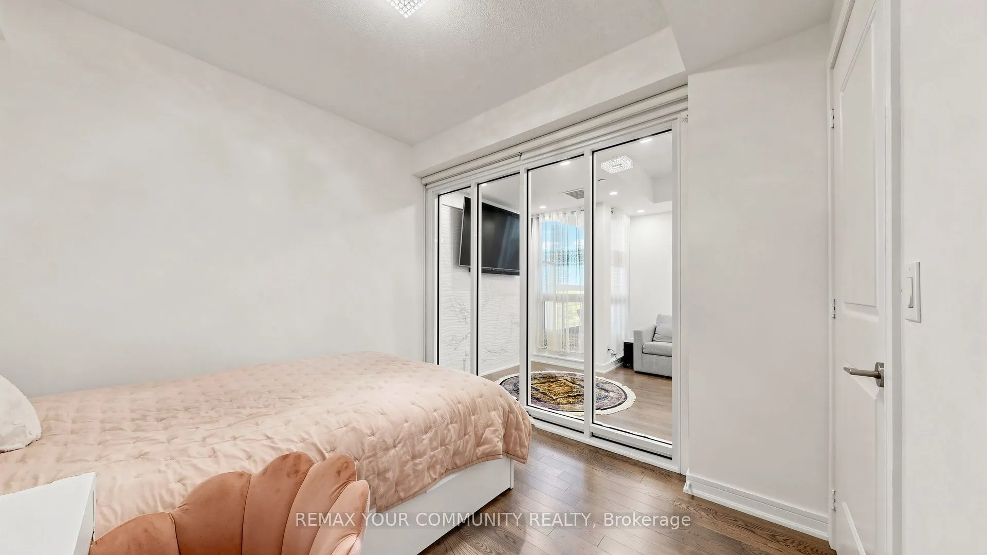 9201 Yonge Street #619