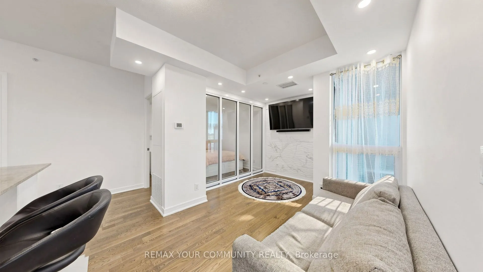 9201 Yonge Street #619