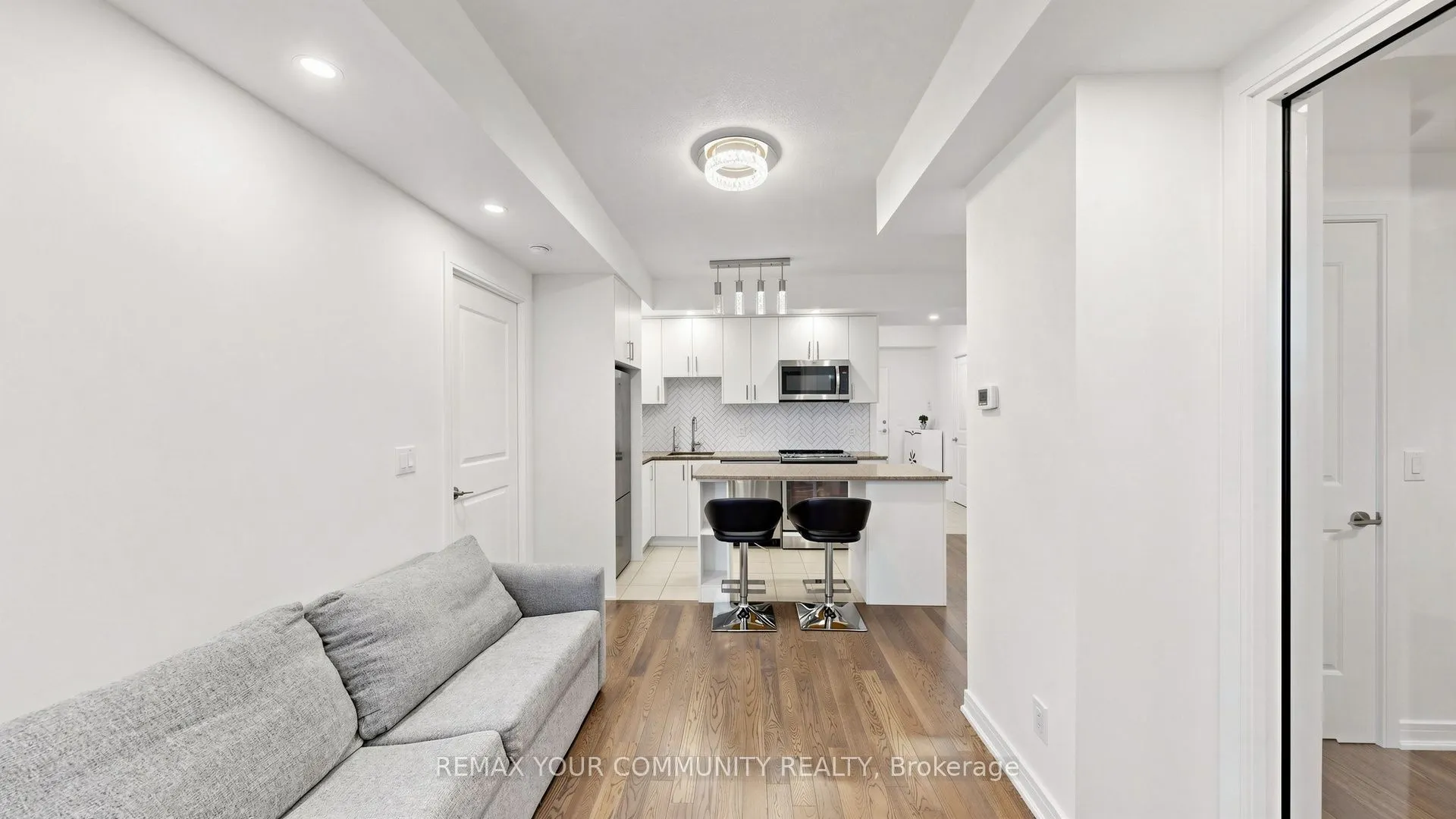 9201 Yonge Street #619