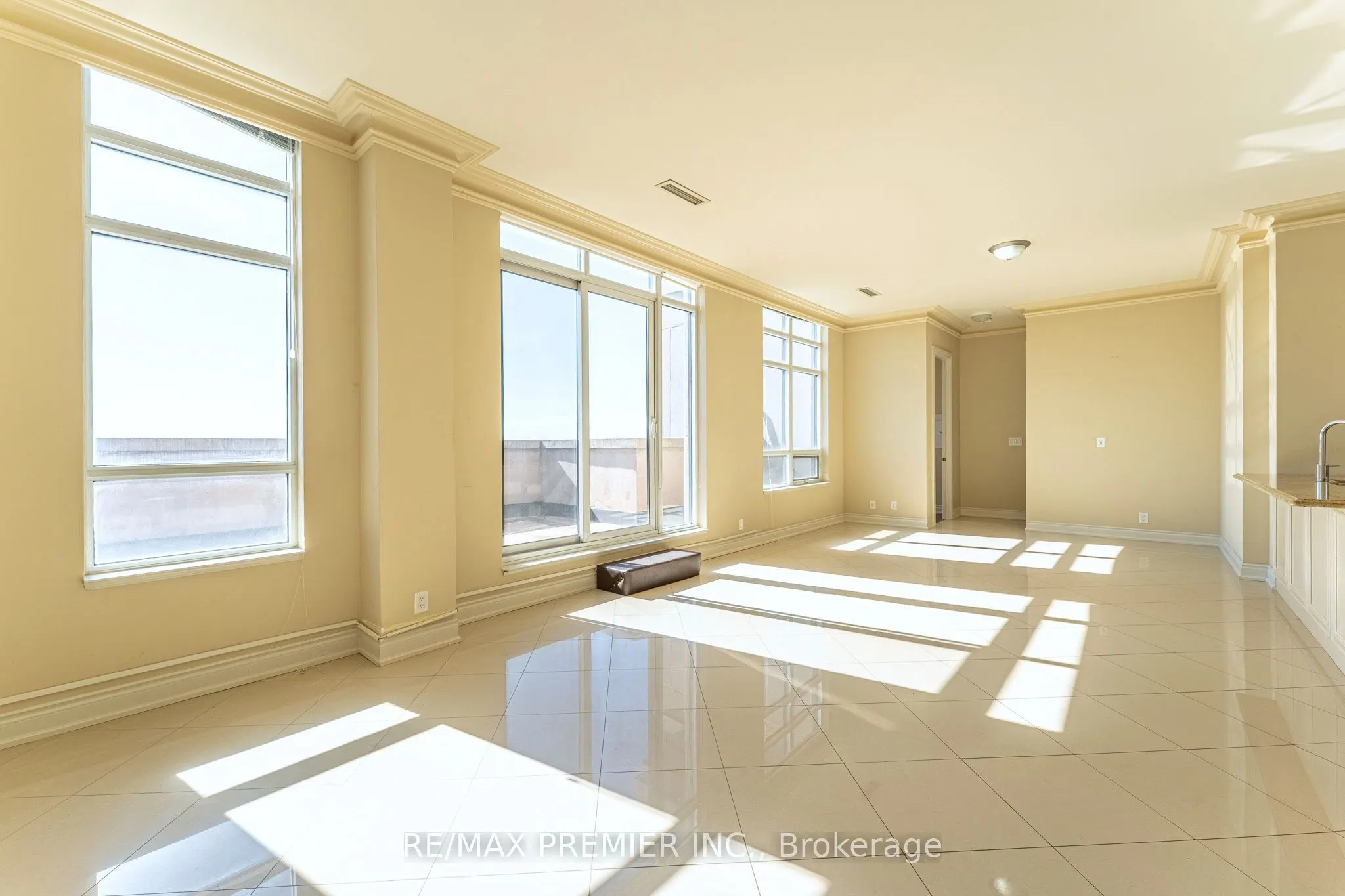 9235 Jane Street #PH04