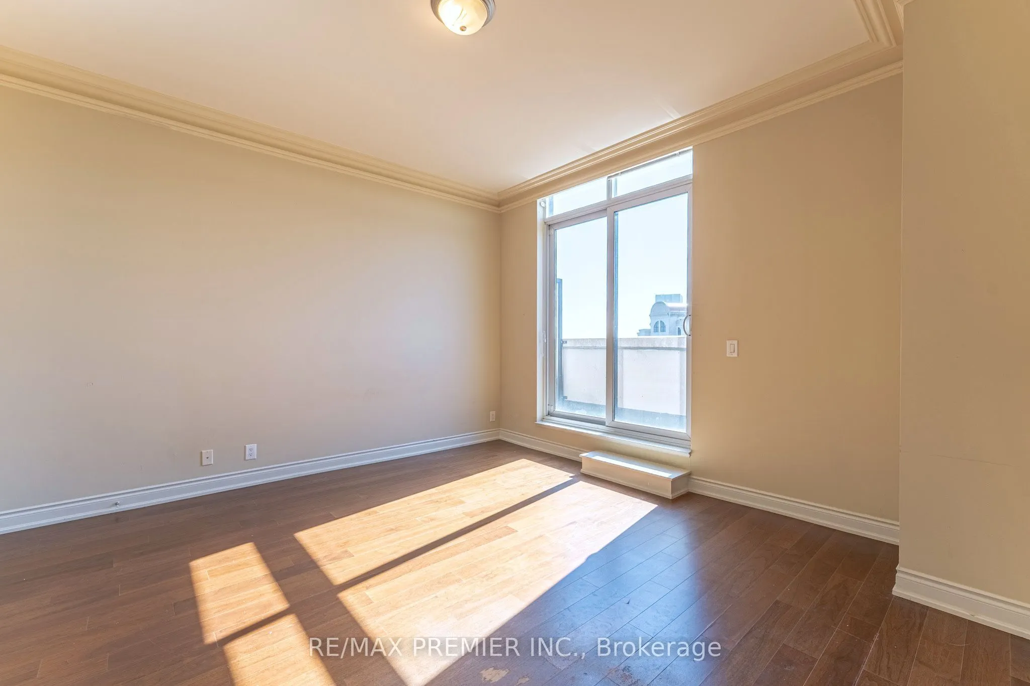 9235 Jane Street #PH04