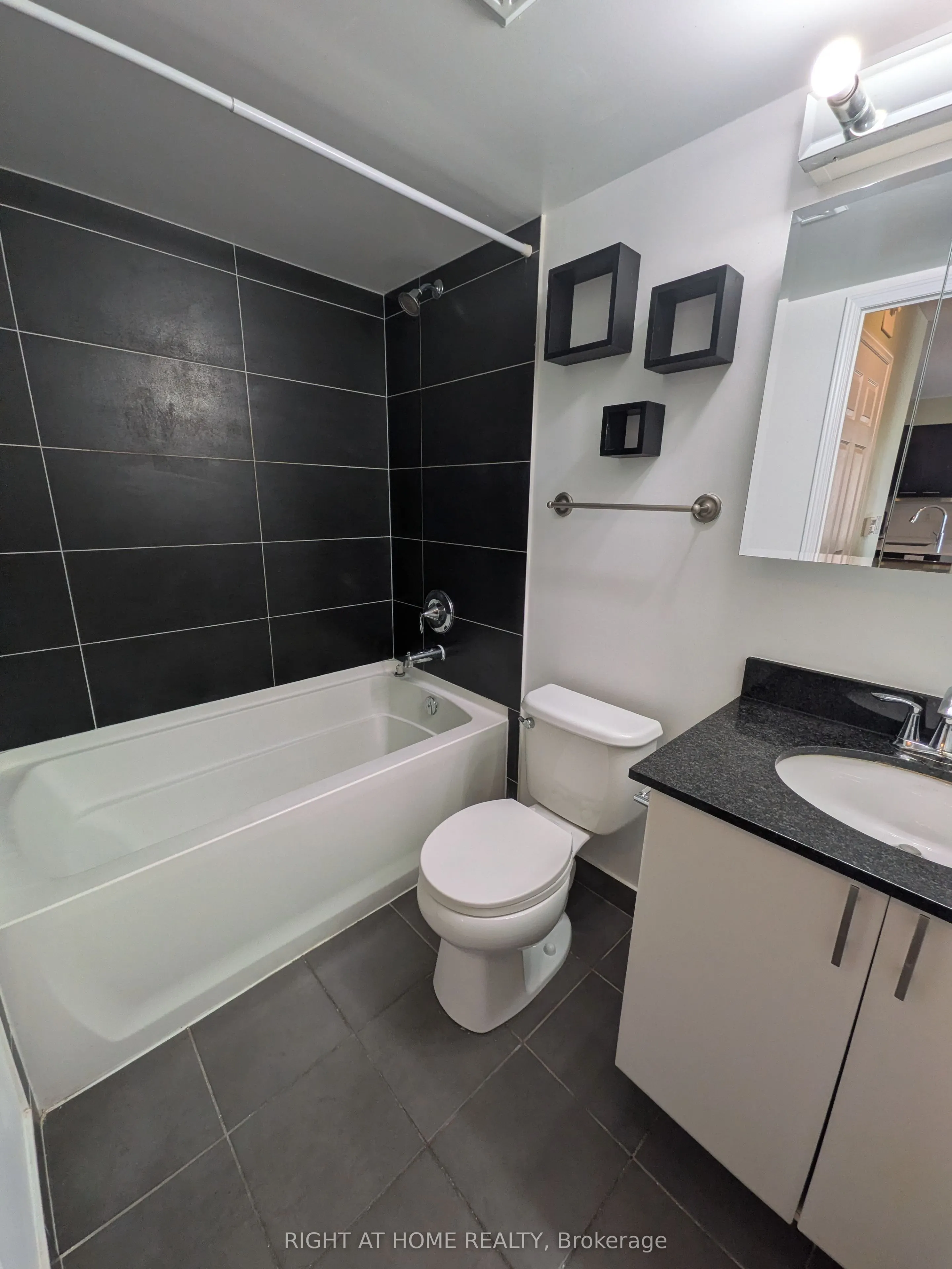 75 King William Crescent #910