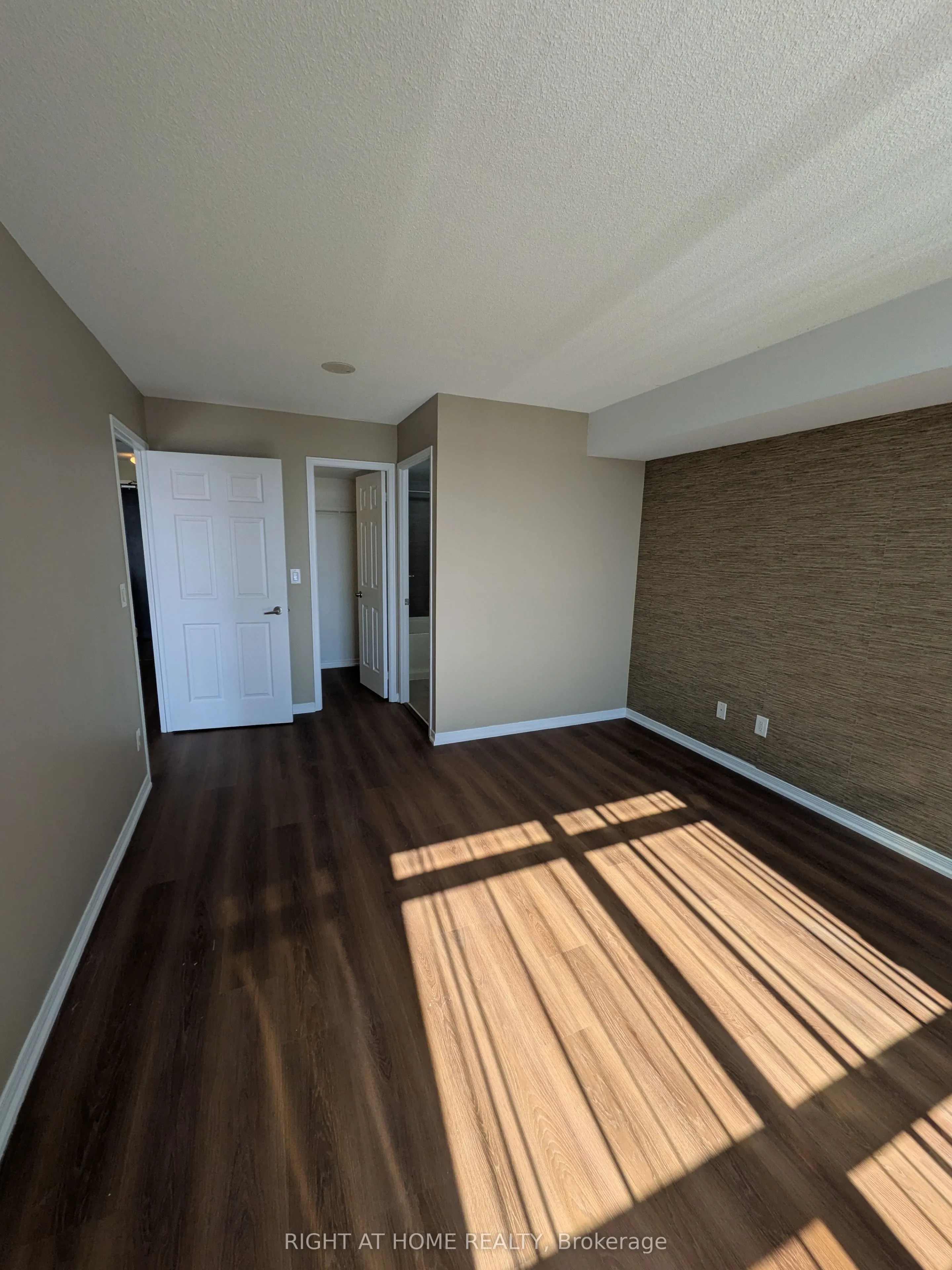 75 King William Crescent #910