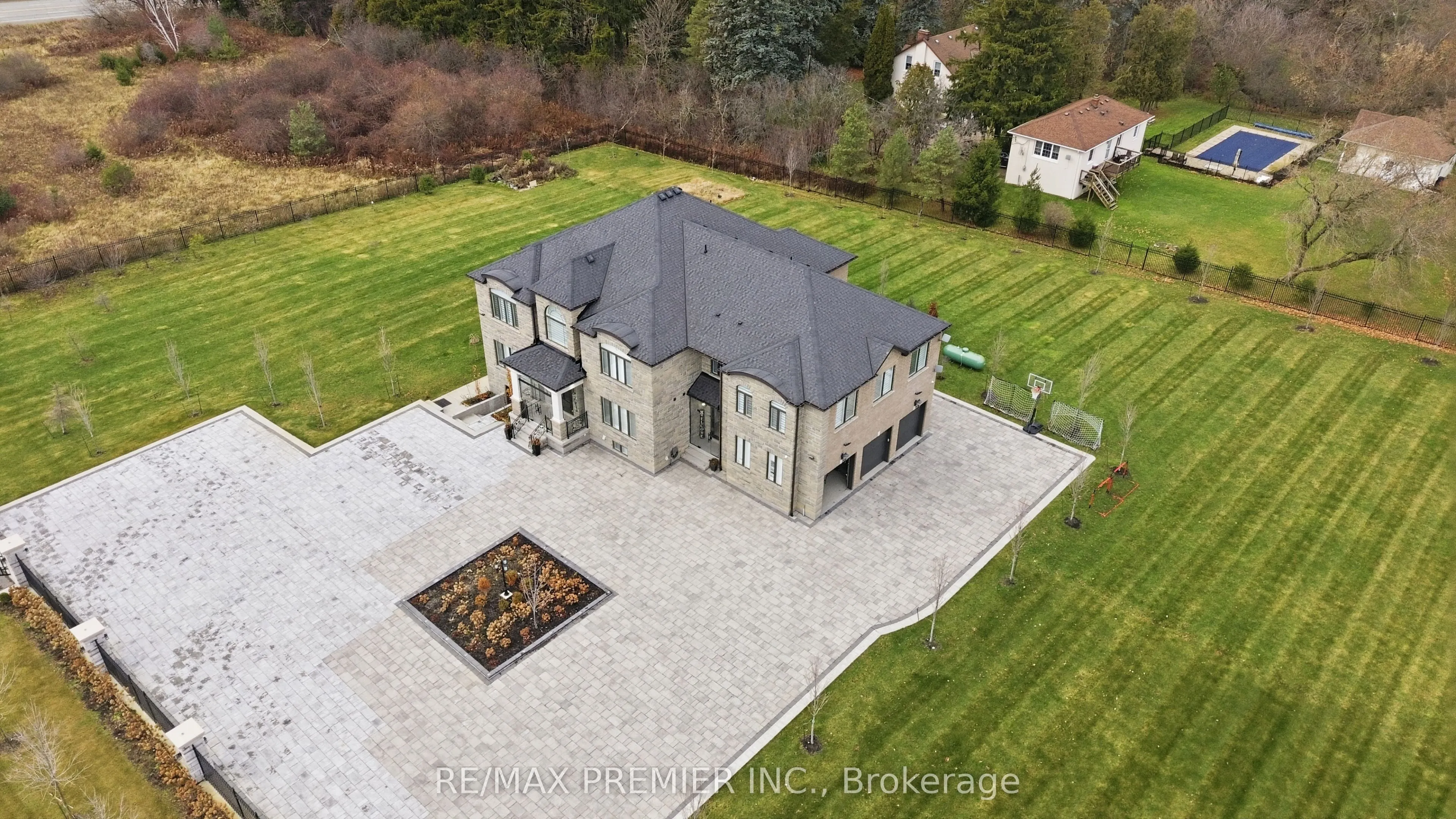 2180 King Vaughan Road S