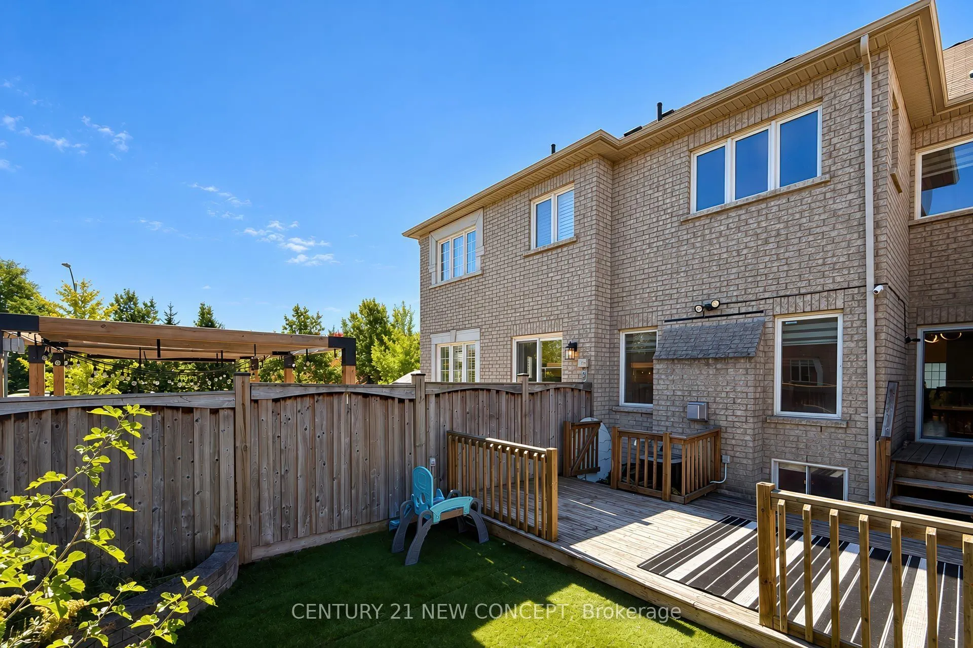 210 Lauderdale Drive E