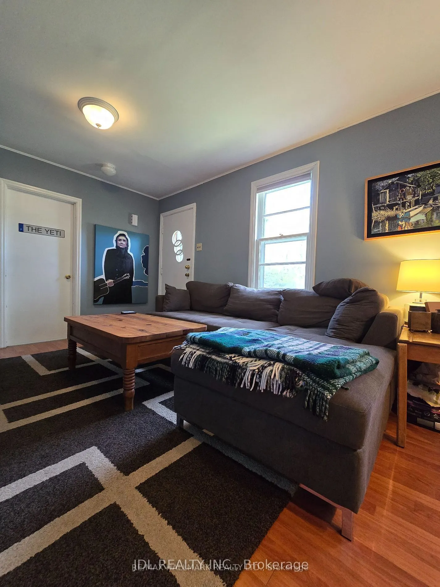 555 Wellington Street W
