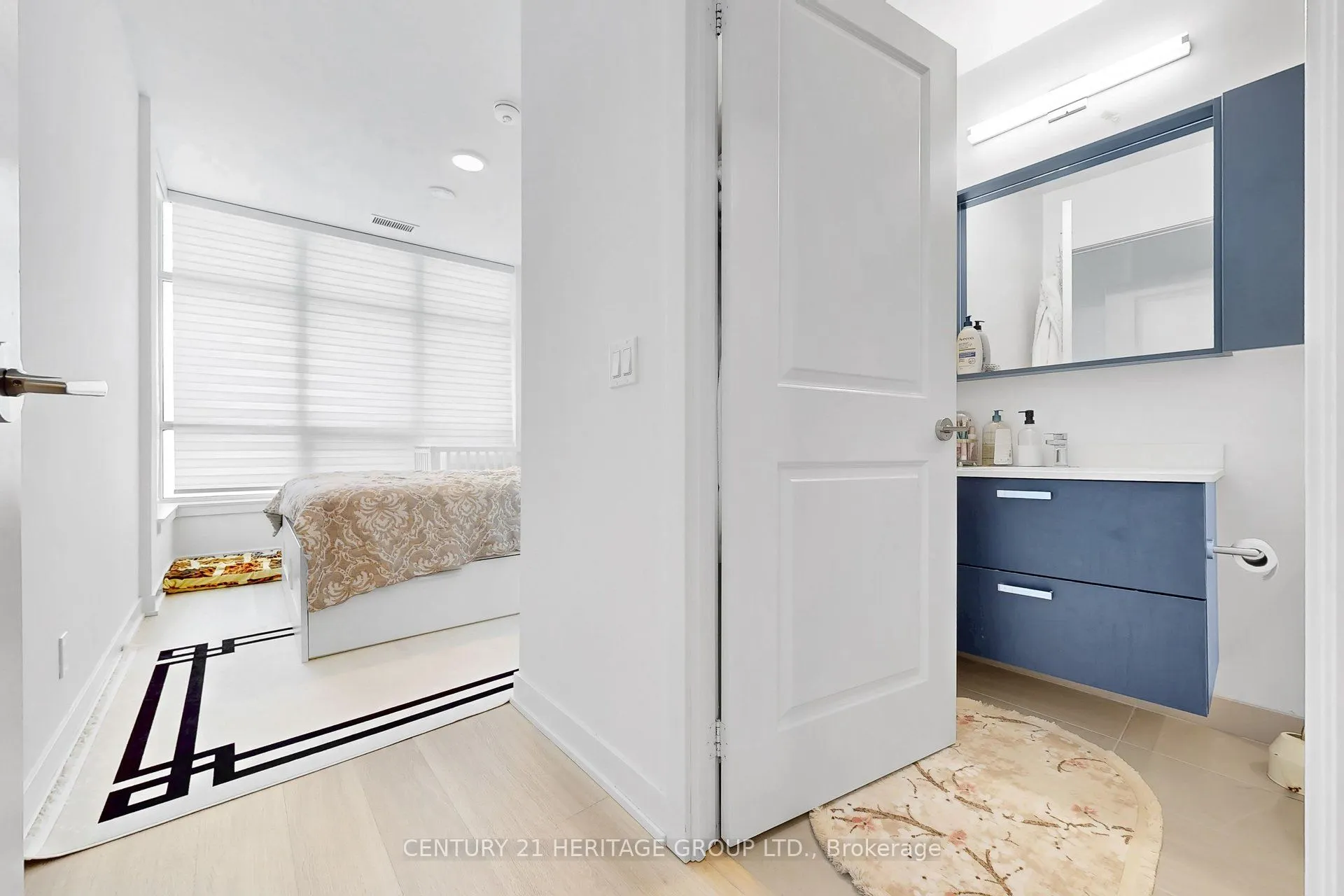 30 Upper Mall Way #3504
