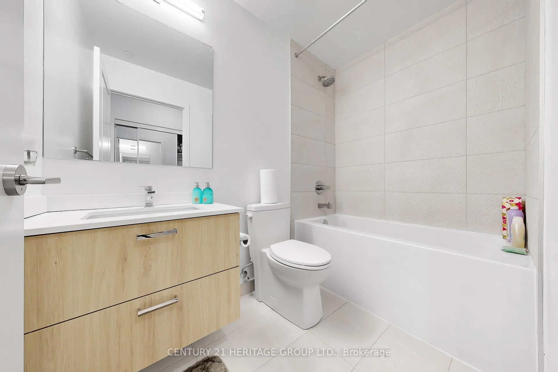 30 Upper Mall Way #3504