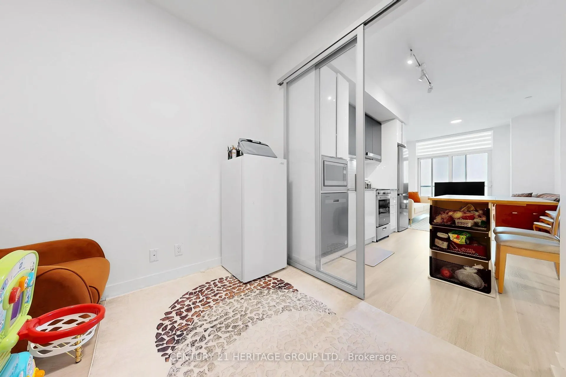 30 Upper Mall Way #3504
