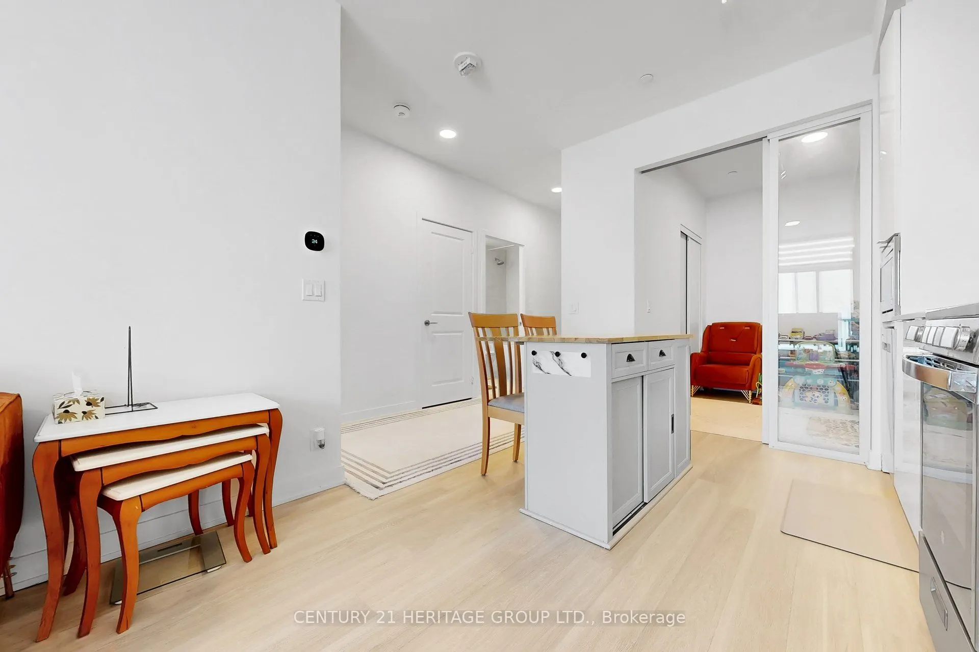 30 Upper Mall Way #3504