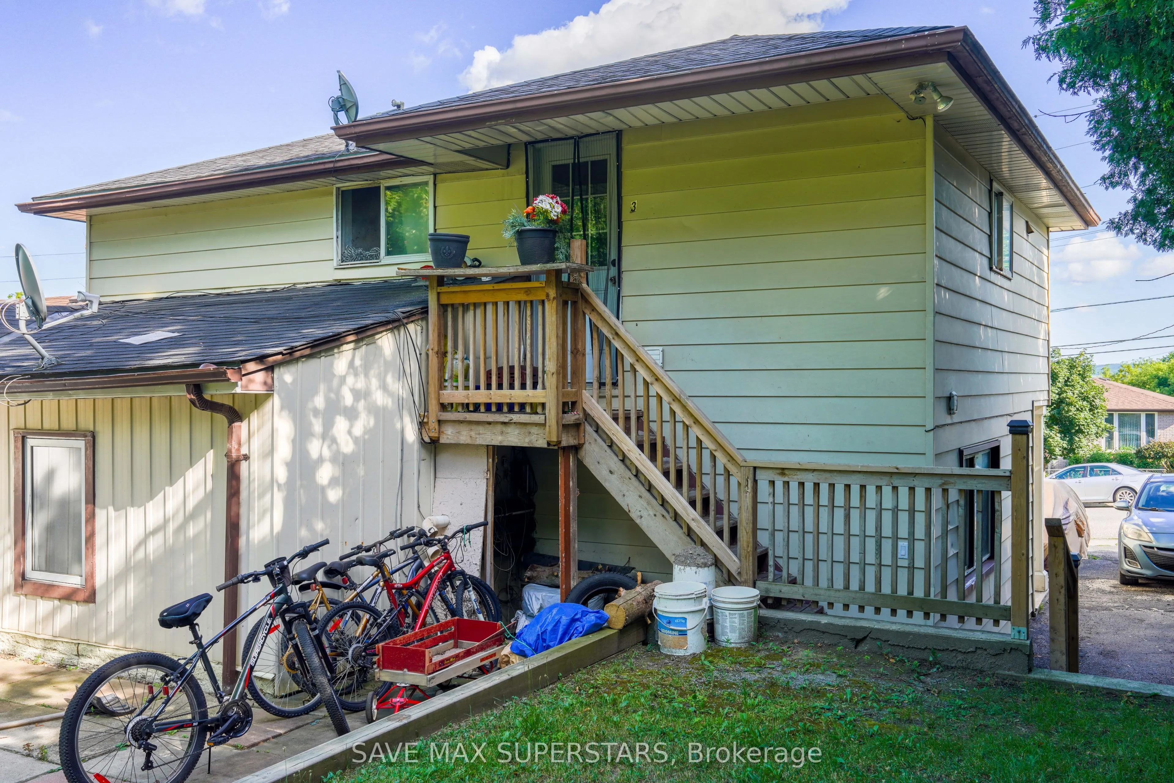 93 John Street E