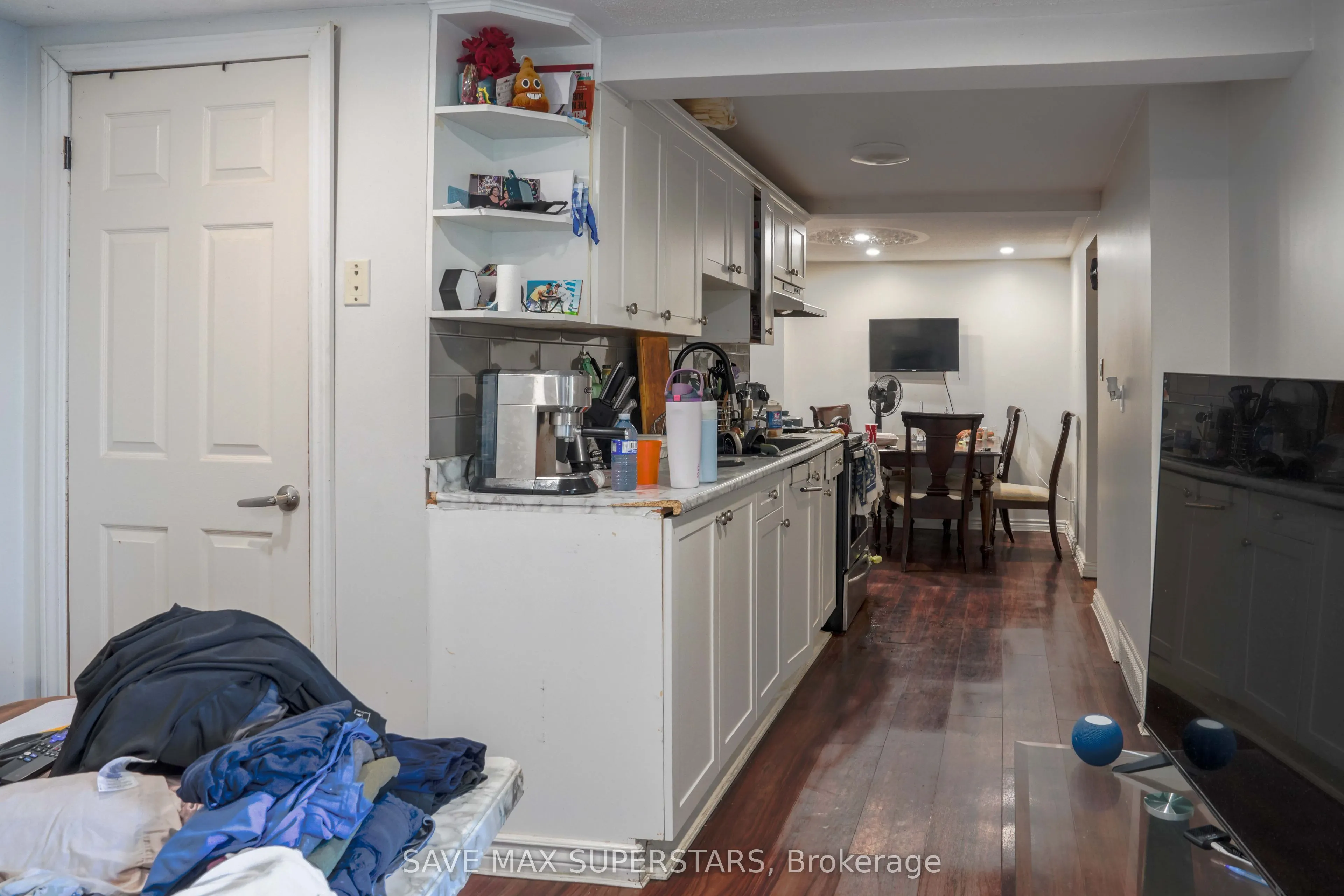 93 John Street E