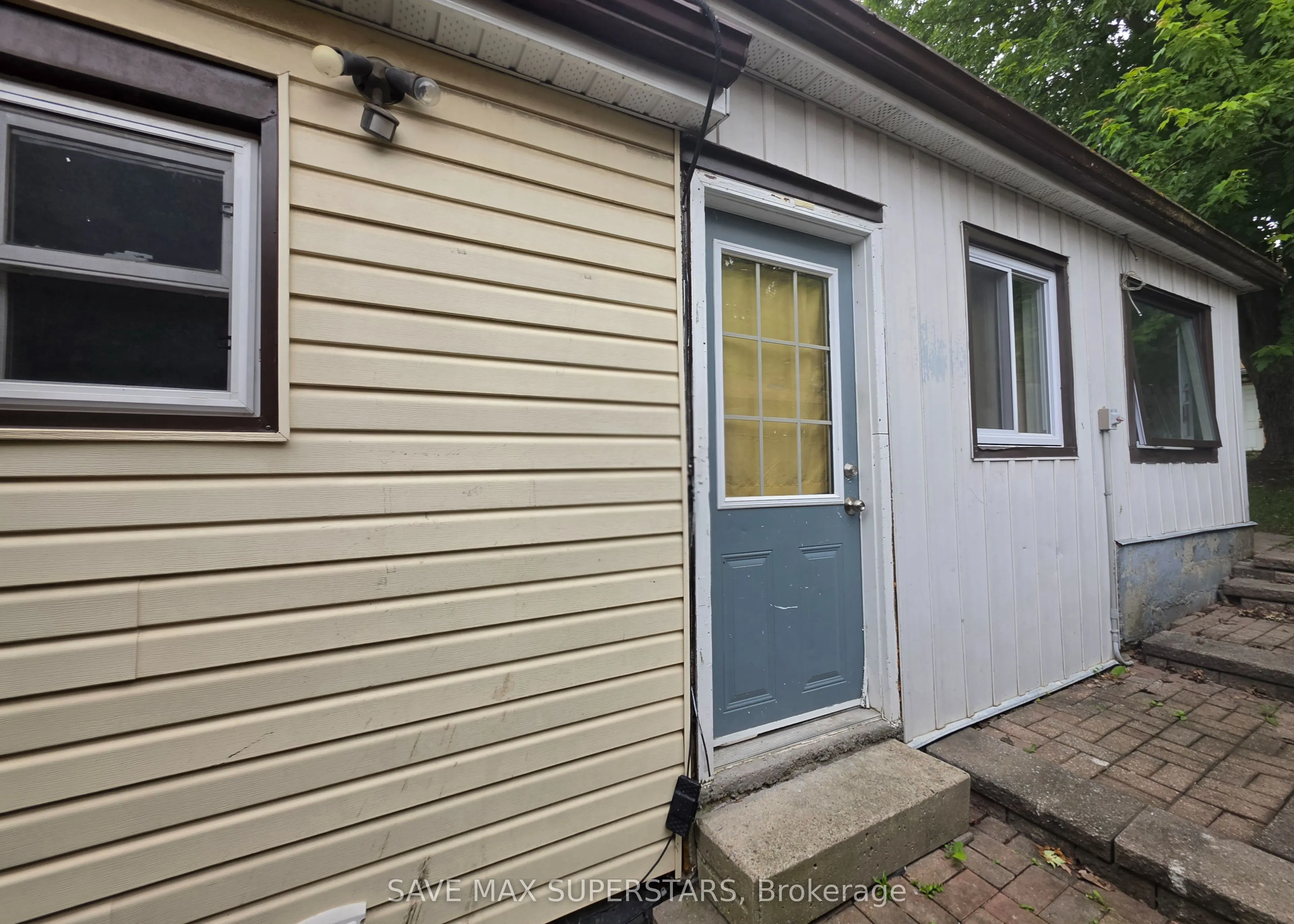 93 John Street E