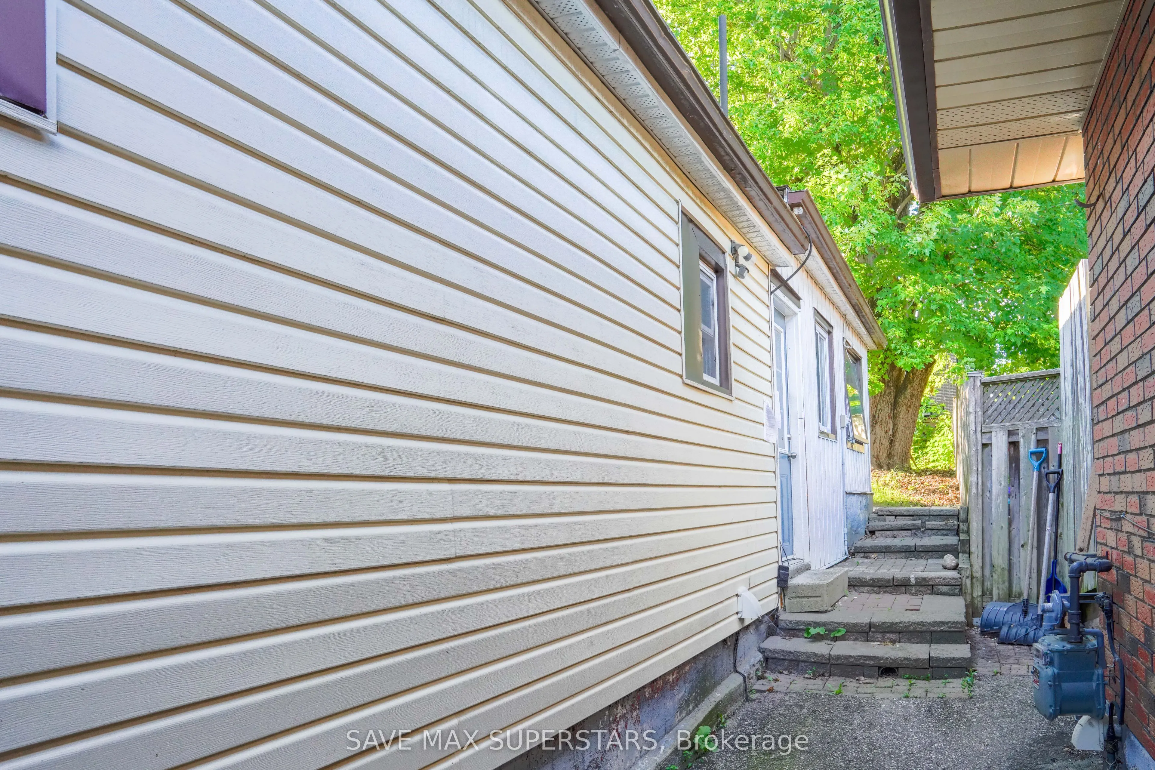 93 John Street E