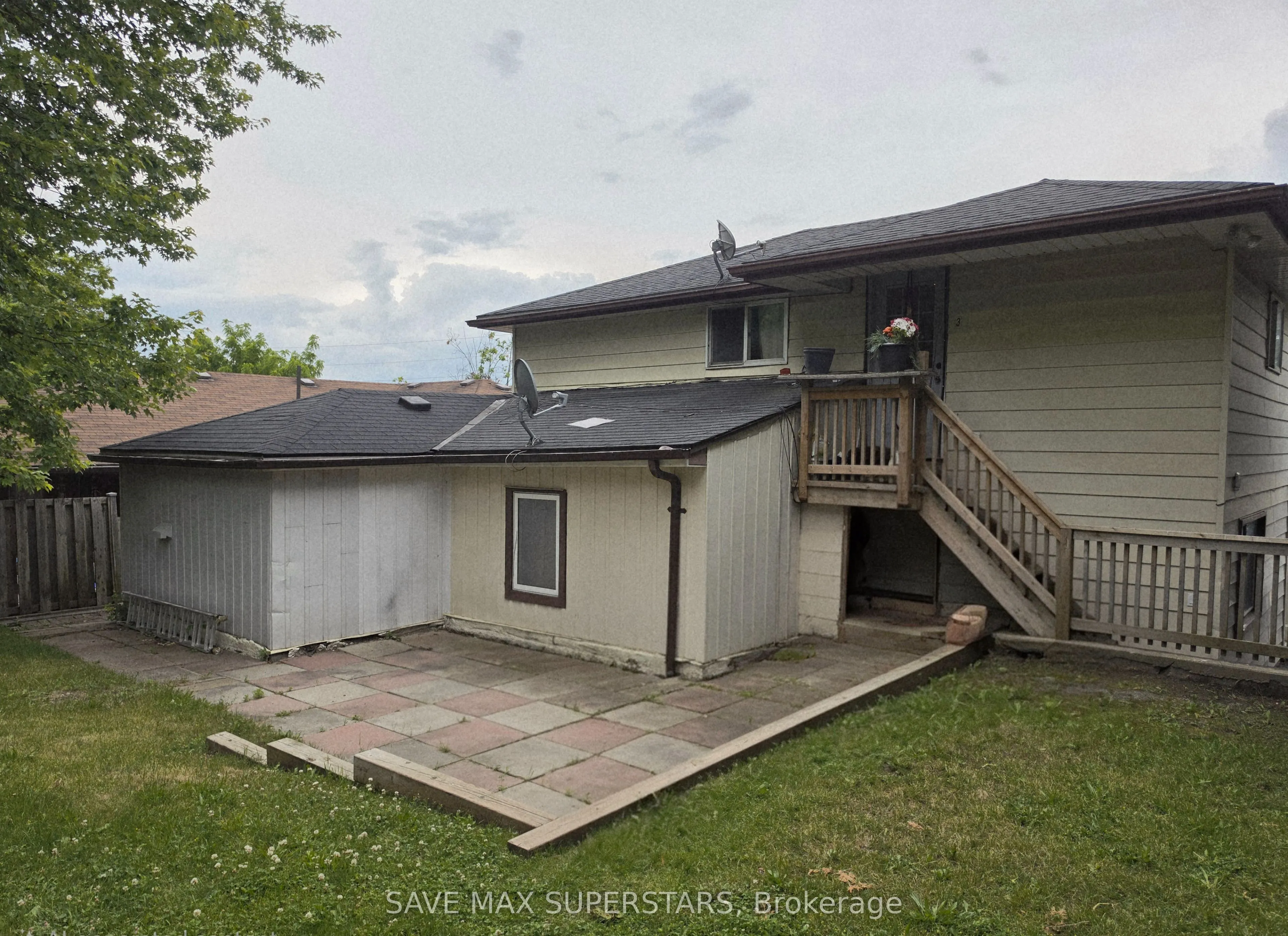 93 John Street E
