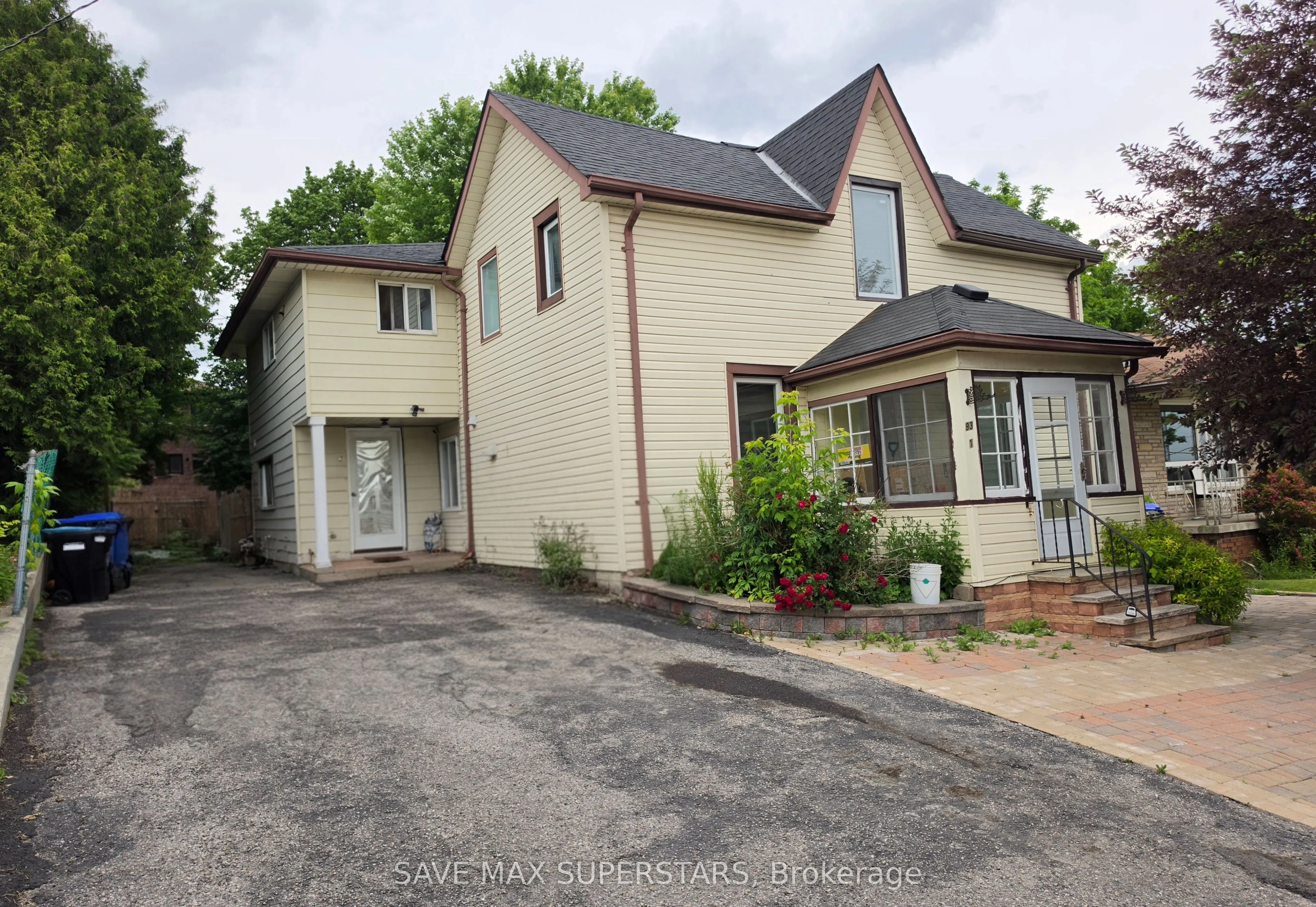 93 John Street E