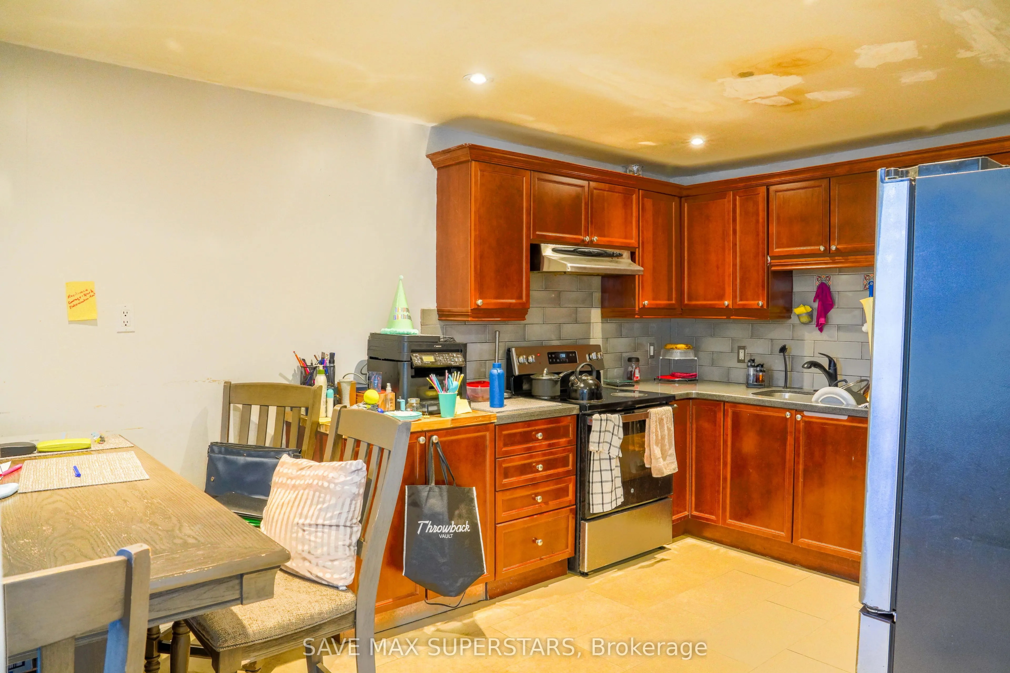 93 John Street E