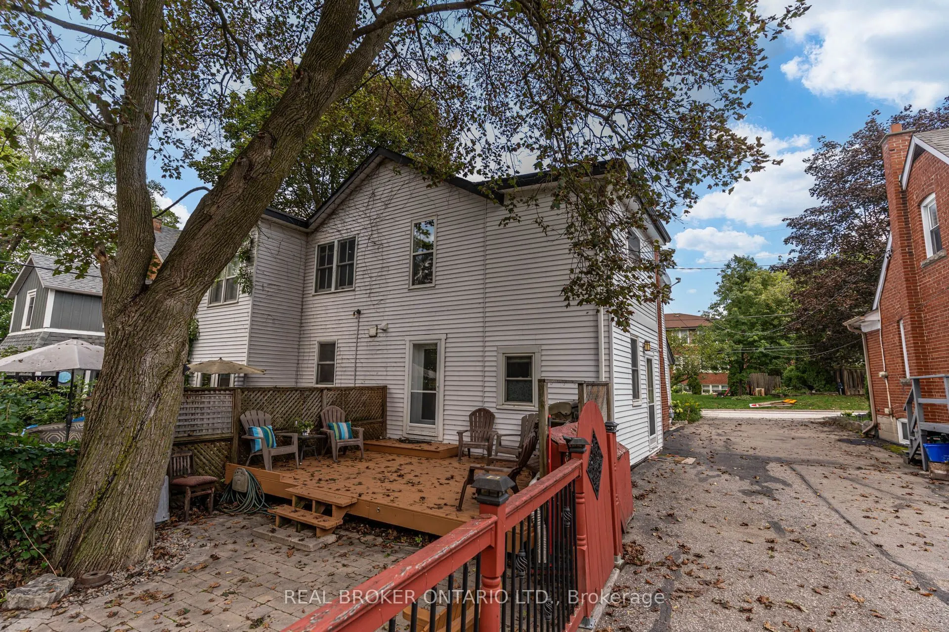 30 Elizabeth Street S