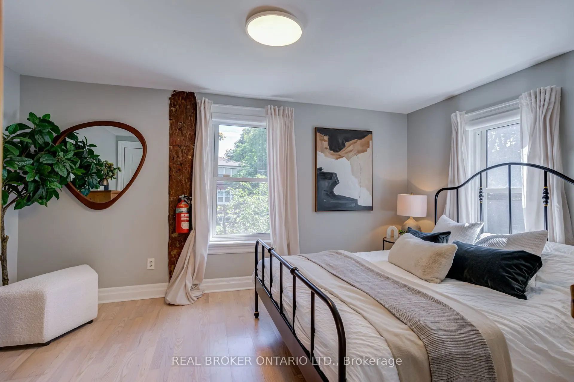 30 Elizabeth Street S