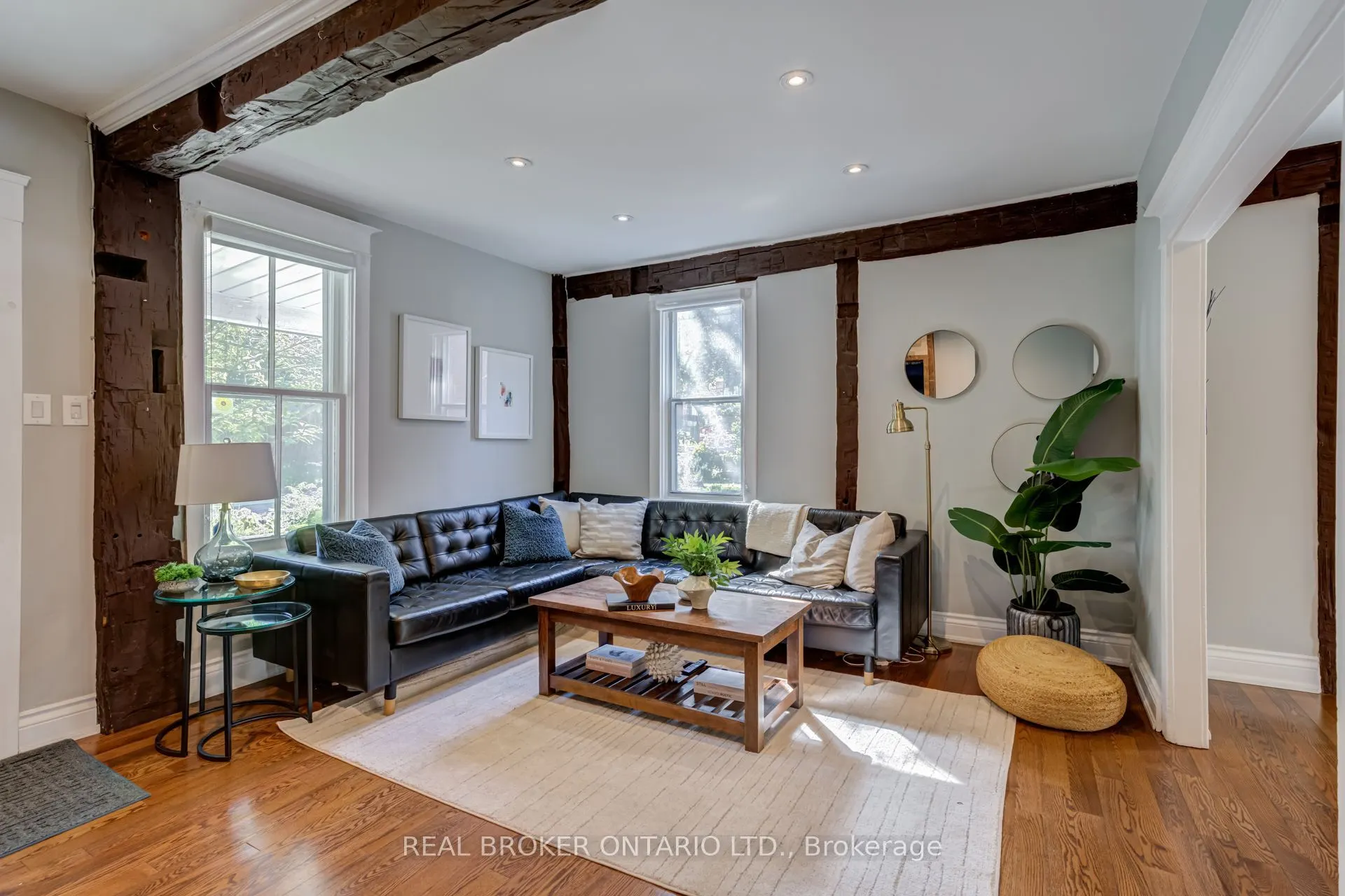 30 Elizabeth Street S