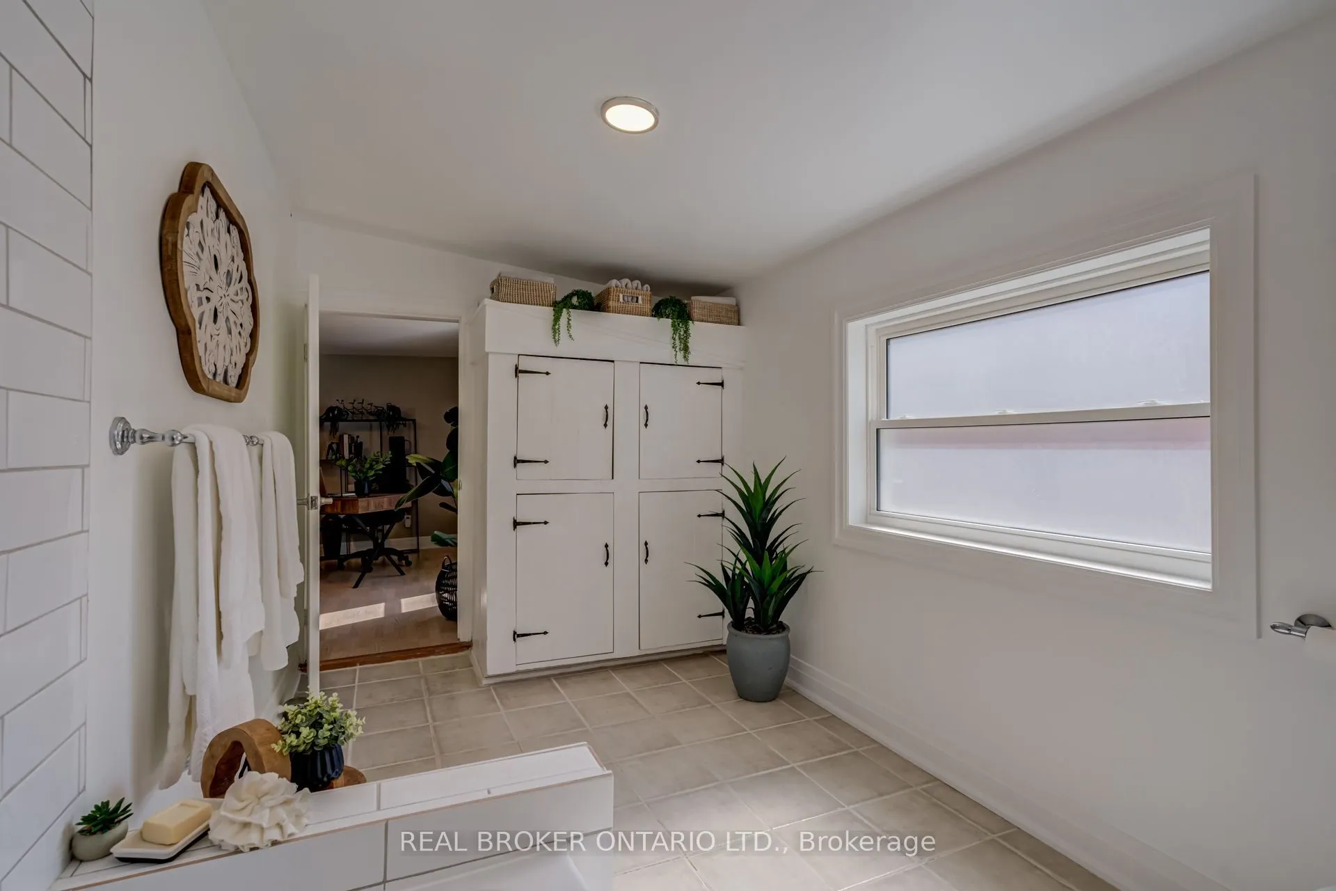 30 Elizabeth Street S