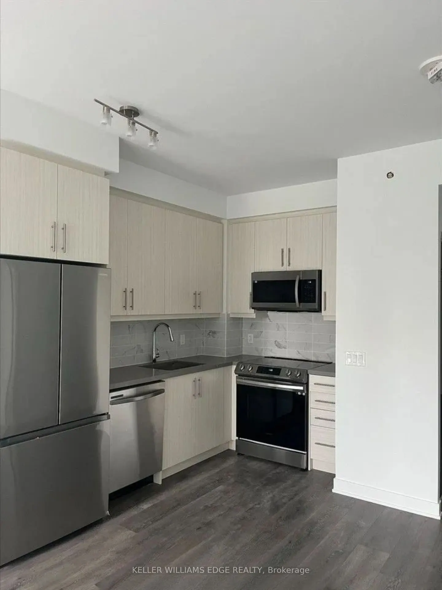 105 Oneida Crescent #401