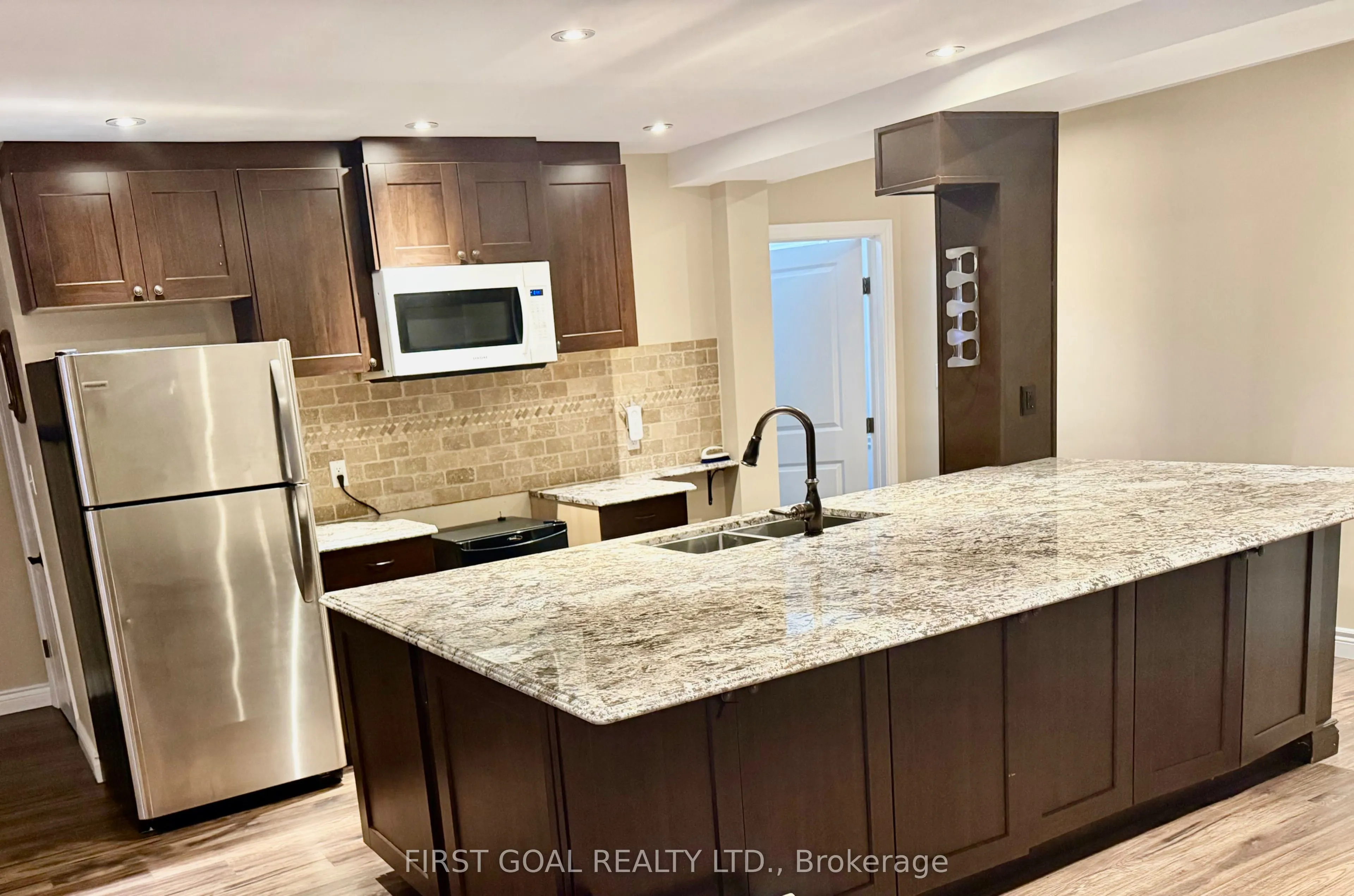 223 Crossland Gate