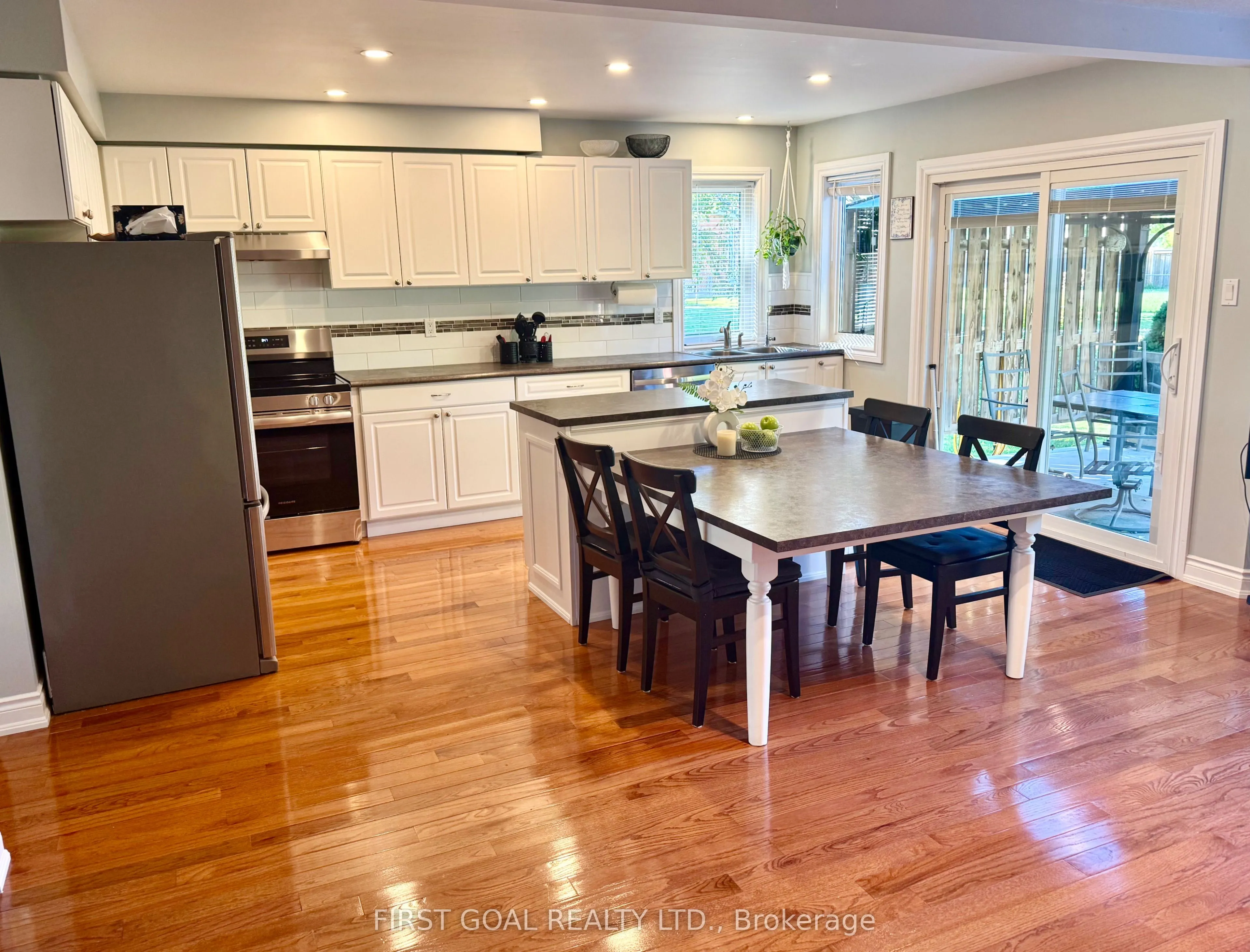 223 Crossland Gate