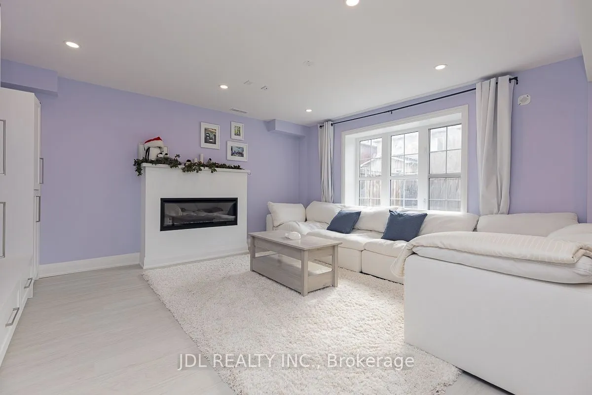 103 Herefordshire Crescent