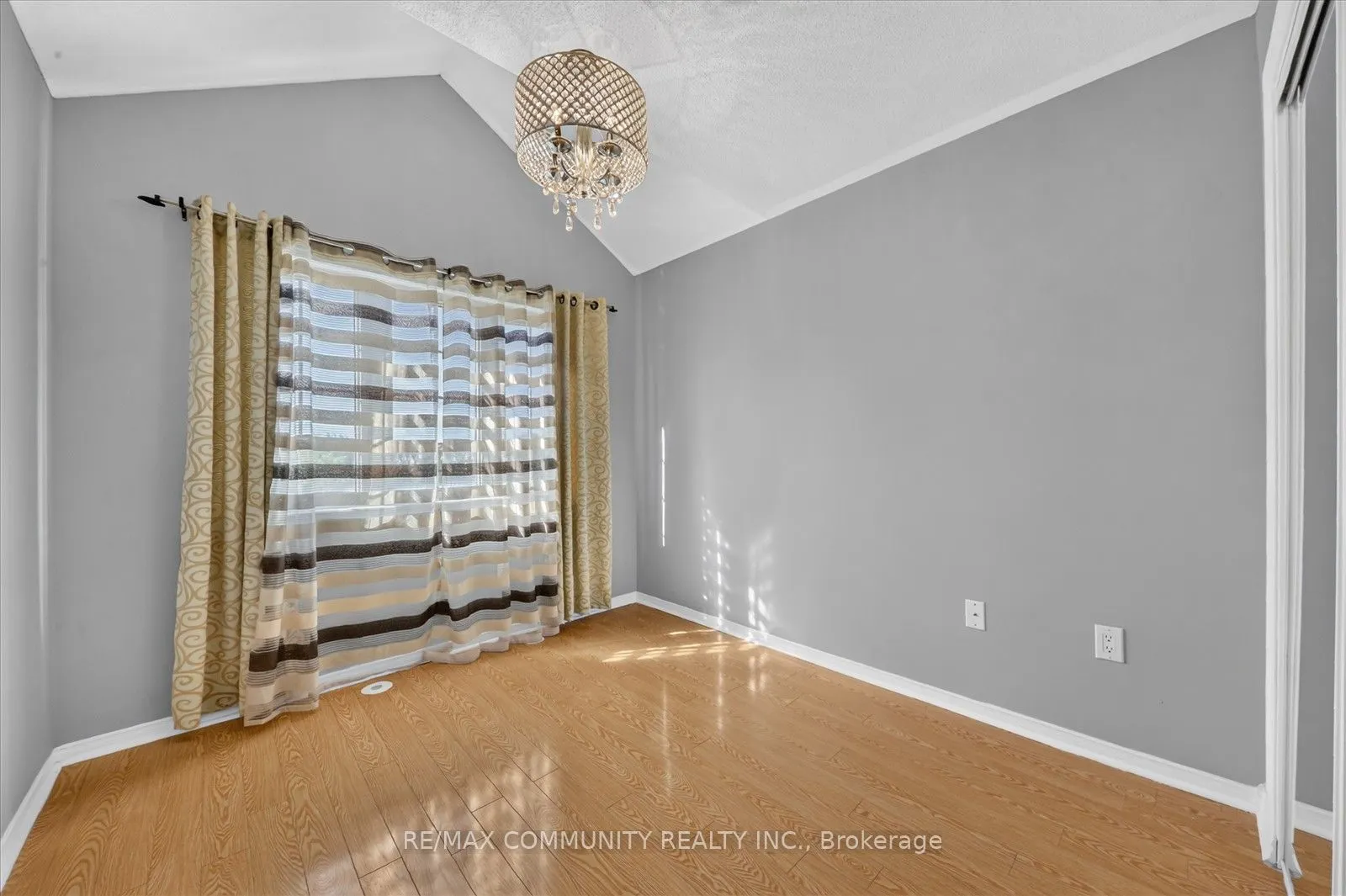 82 Burgeess Crescent