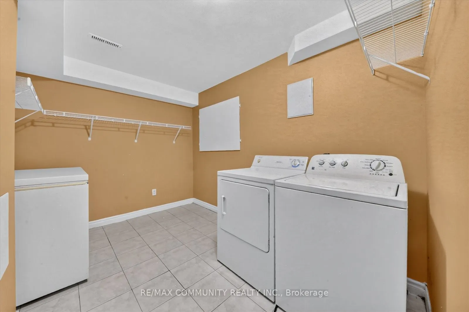 82 Burgeess Crescent