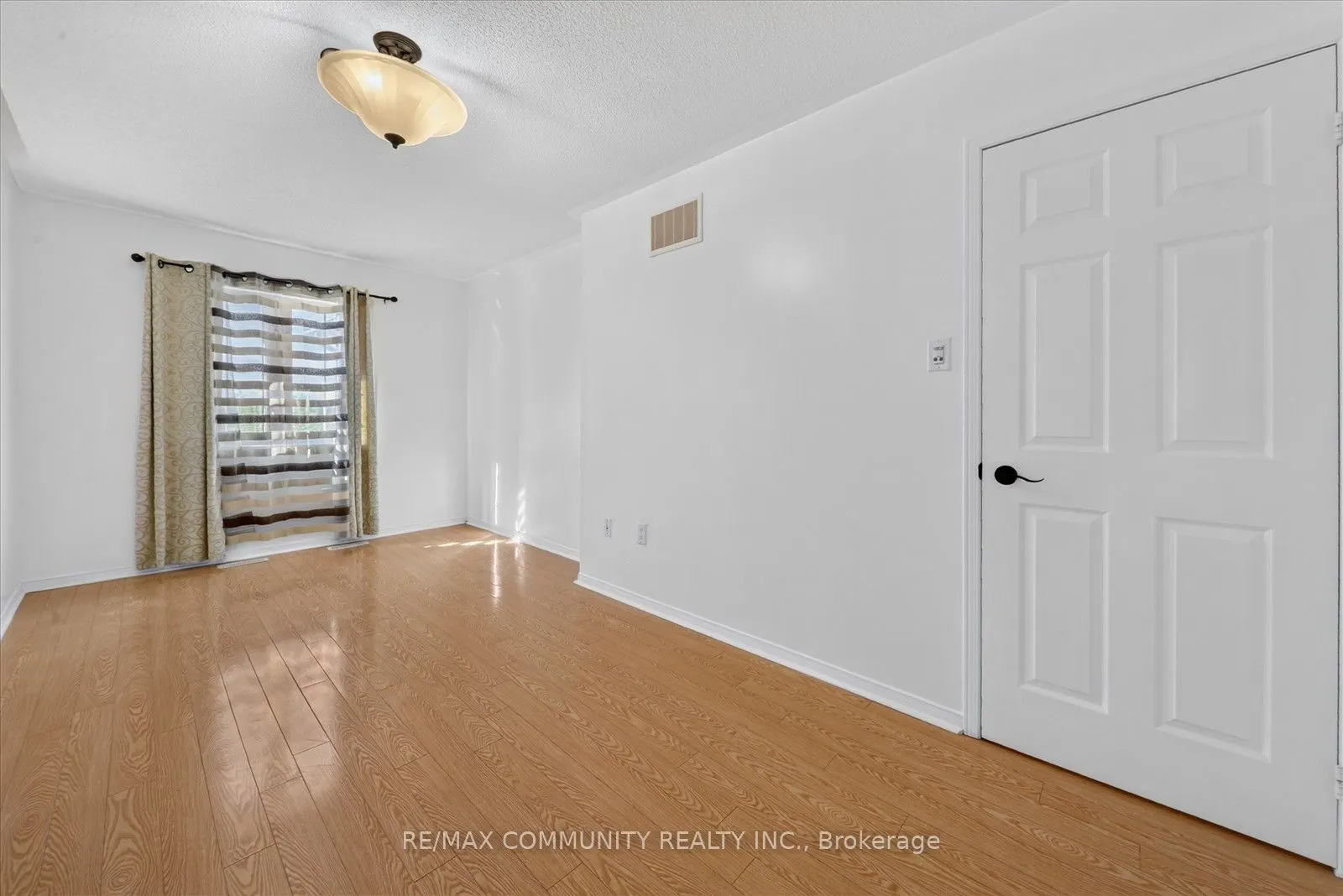 82 Burgeess Crescent