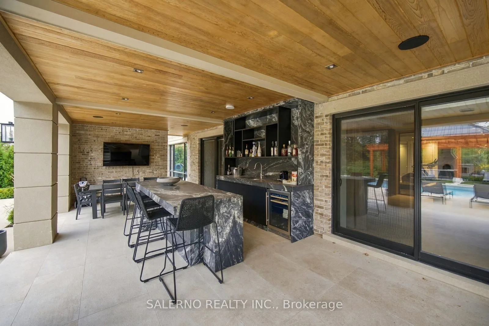 6 Curtis Crescent