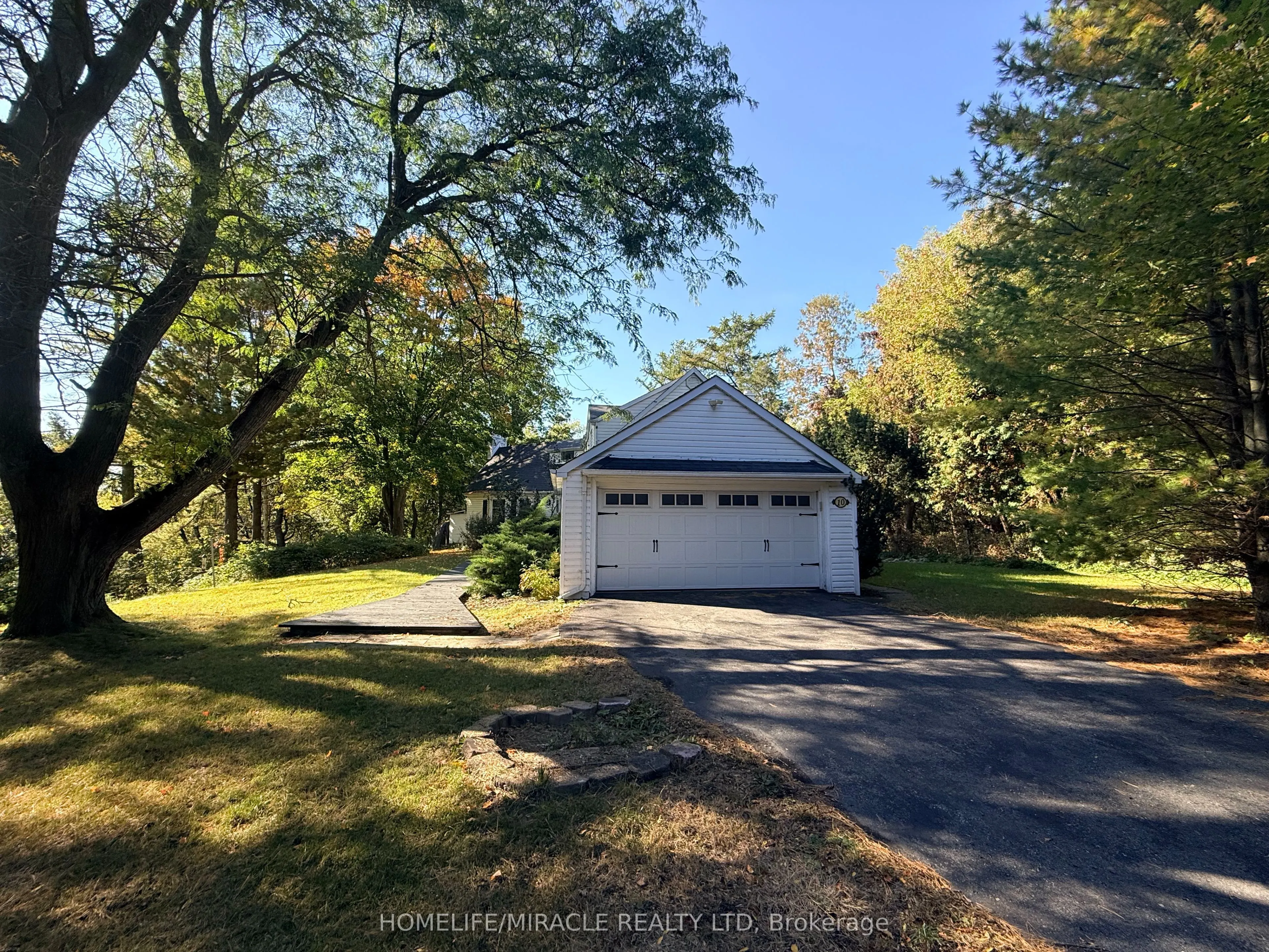 10 Yorkton Boulevard
