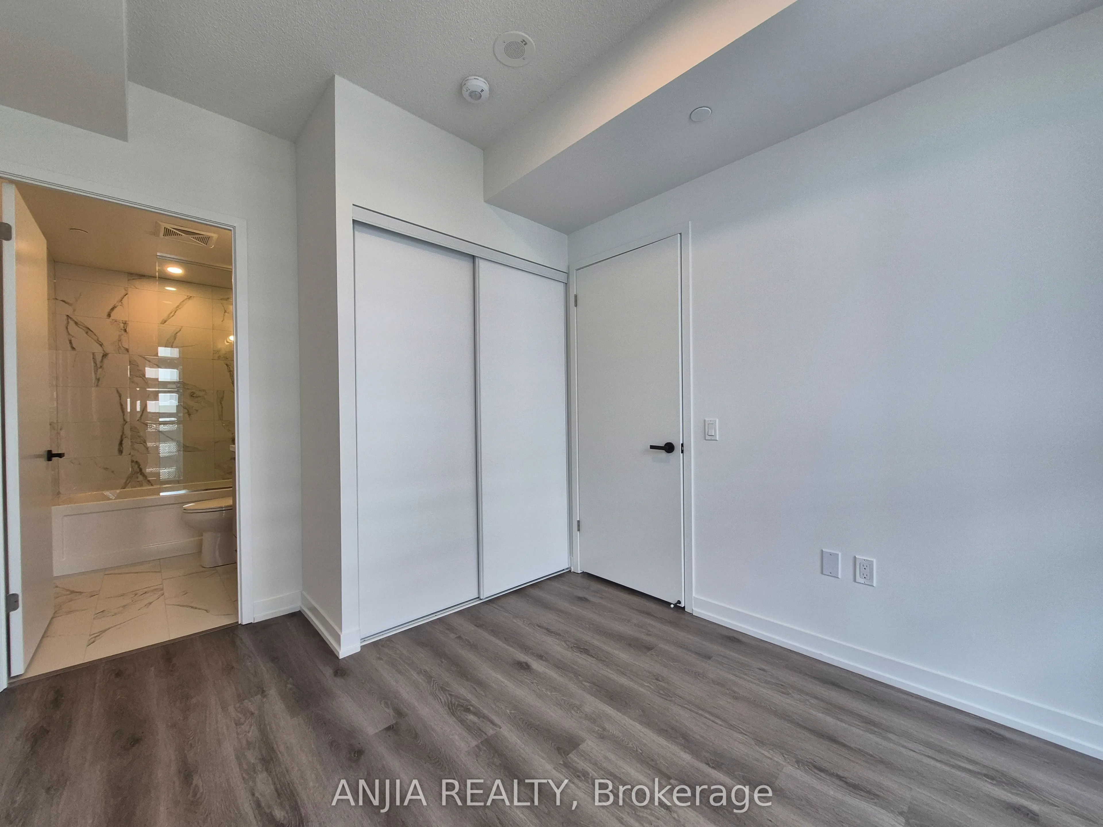 225 COMMERCE Street #4015